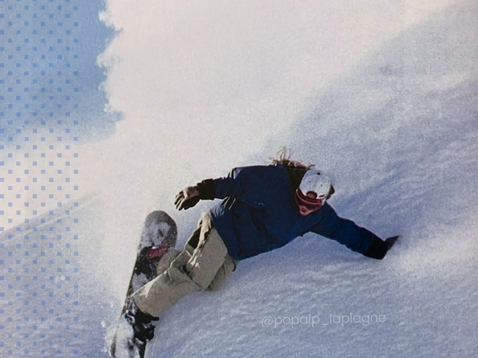Snowboardeur dévalant une pente enneigée avec style.