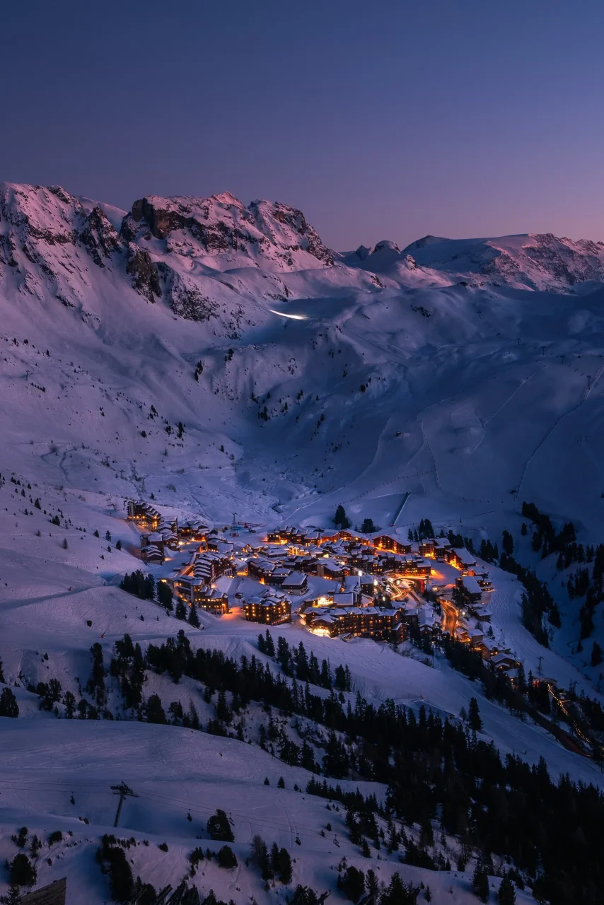 Village alpin enneigé illuminé au crépuscule