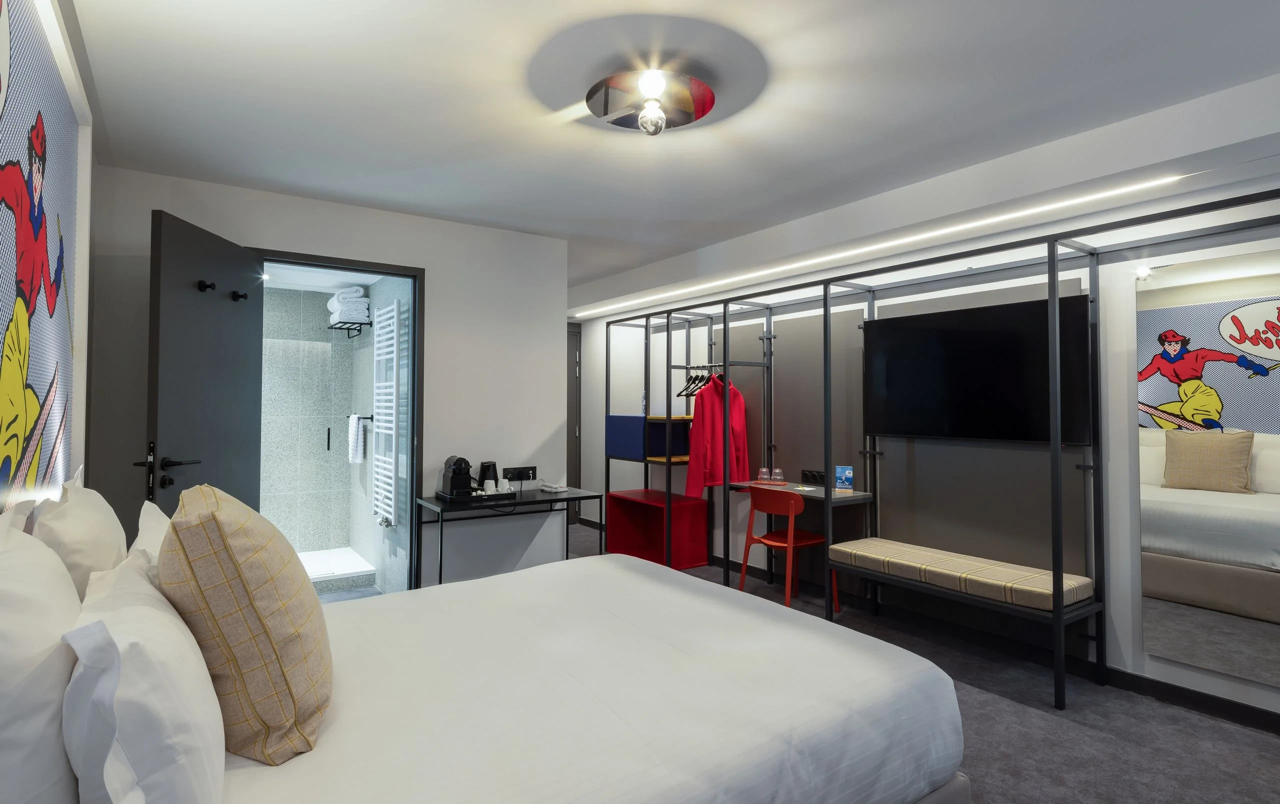 Chambre d'hôtel moderne avec salle de bain.