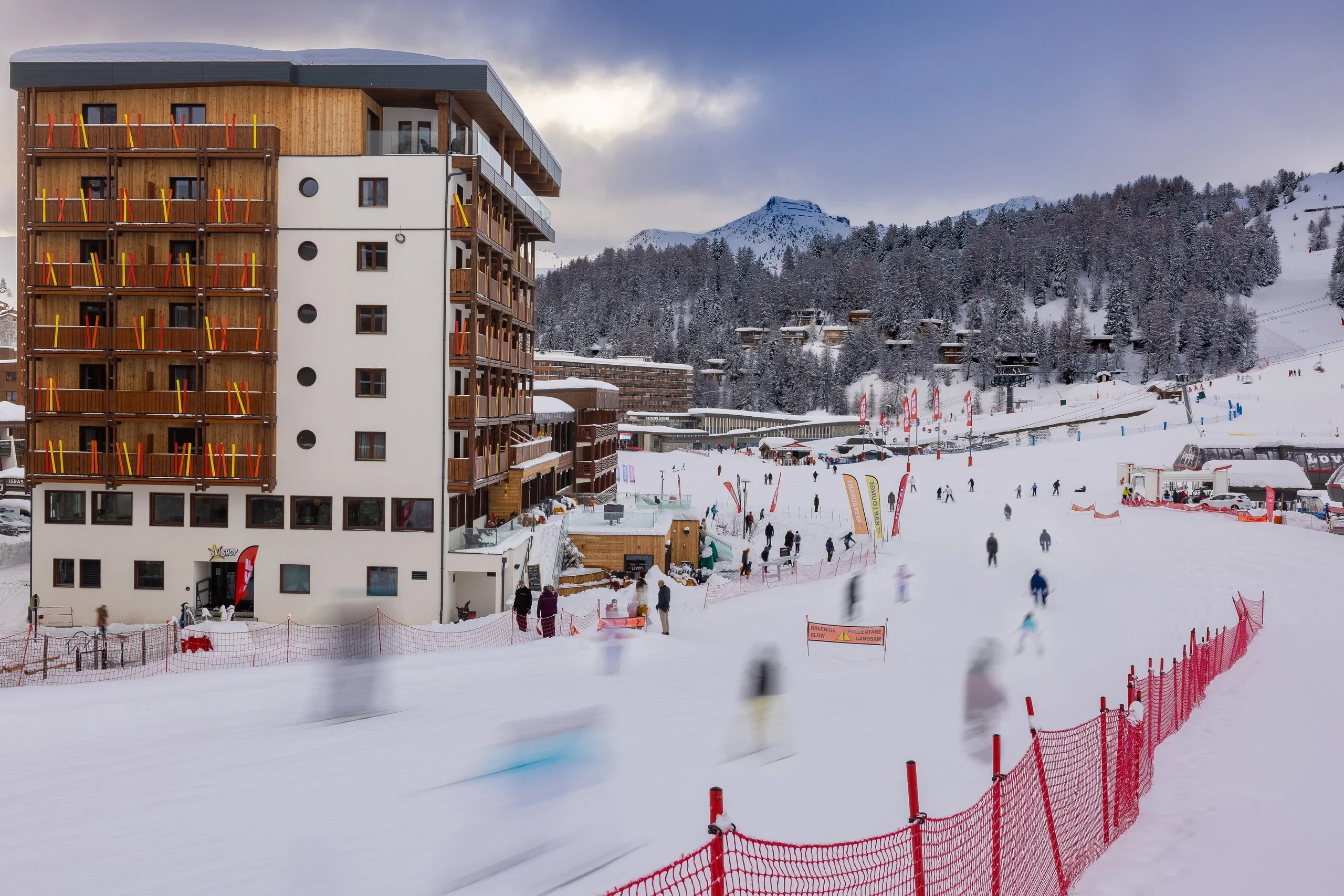 Station de ski avec skieurs et bâtiment.