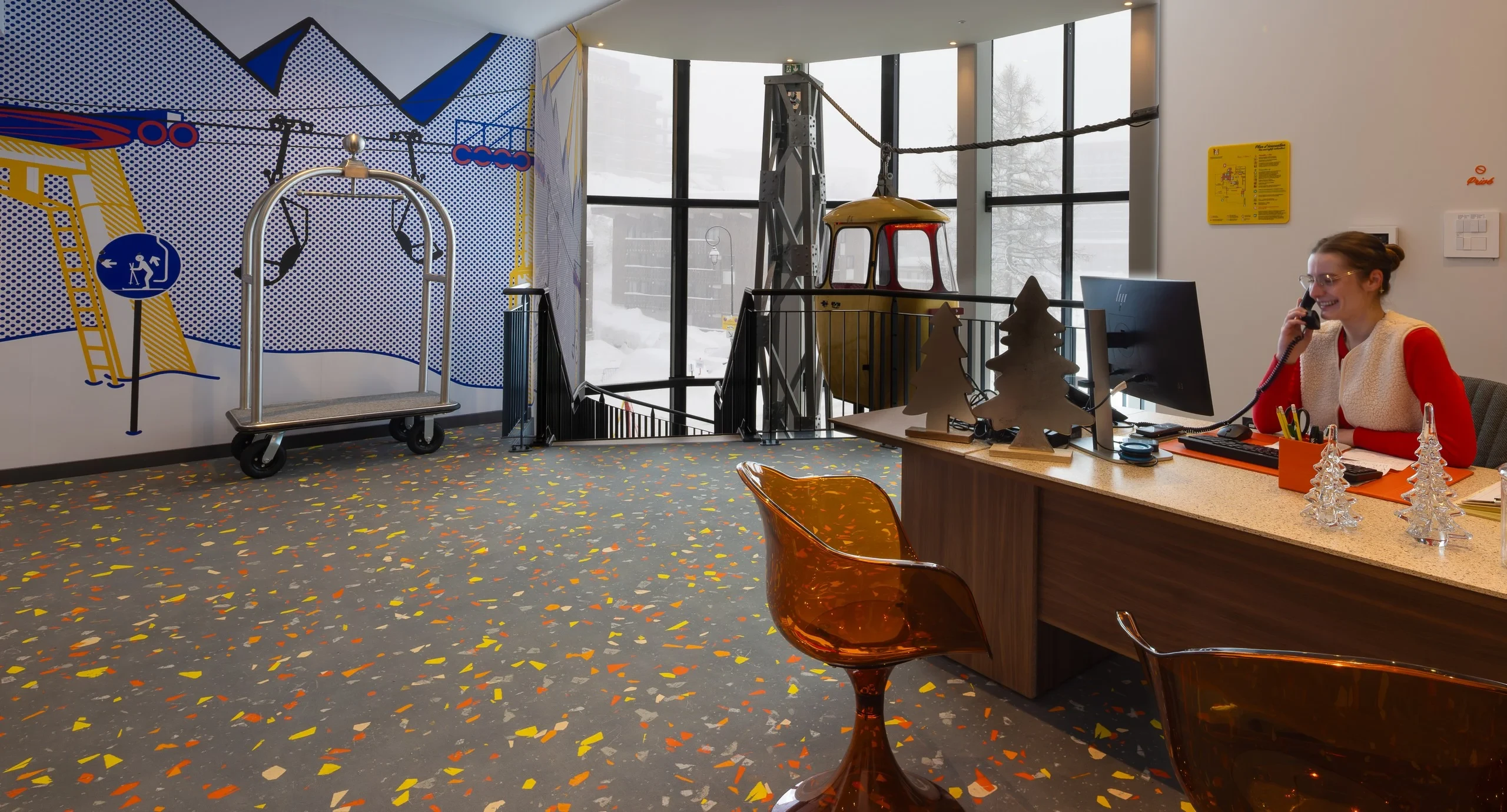 Réceptionniste au bureau dans un hôtel avec décoration.