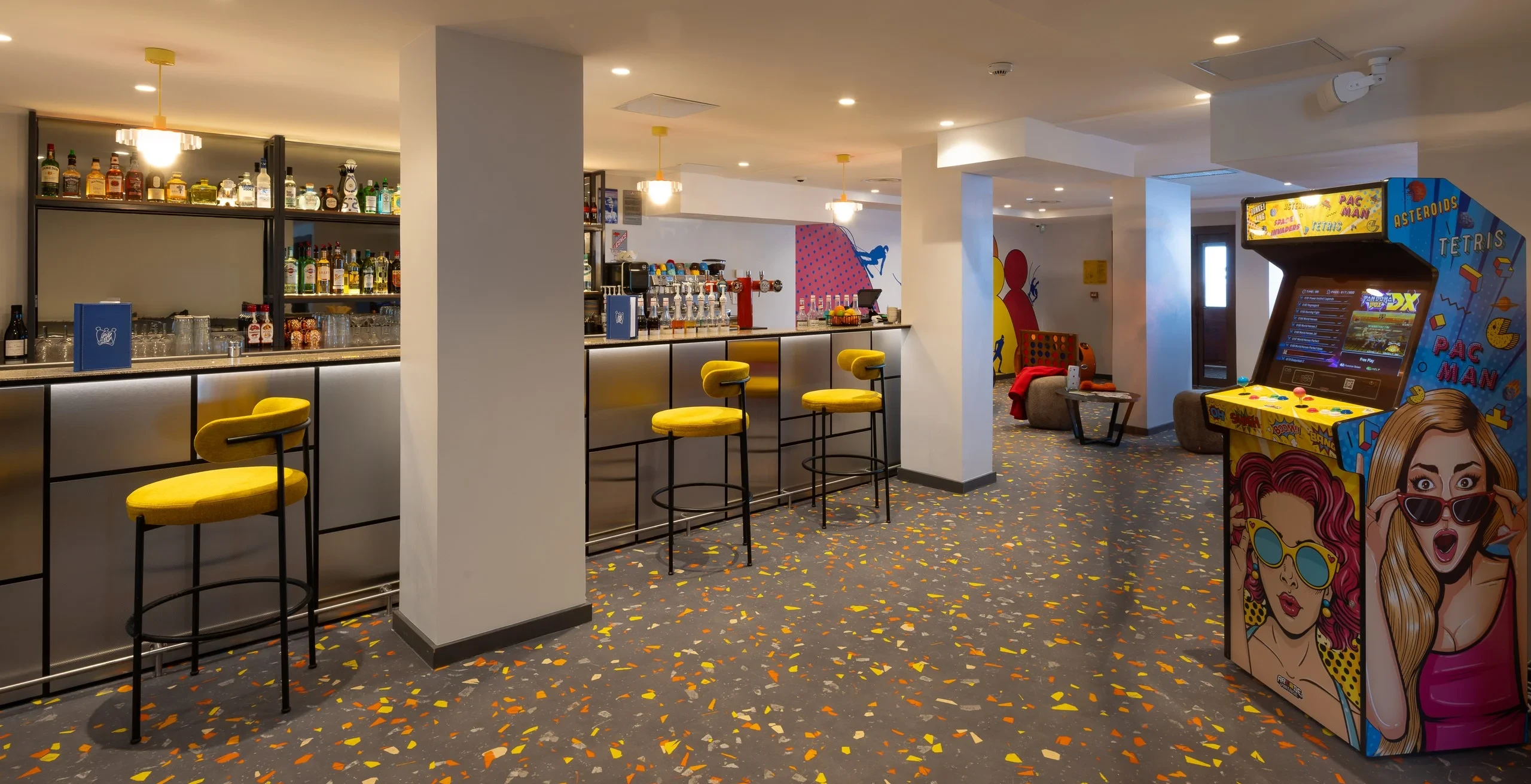 Bar moderne avec jeu d'arcade.