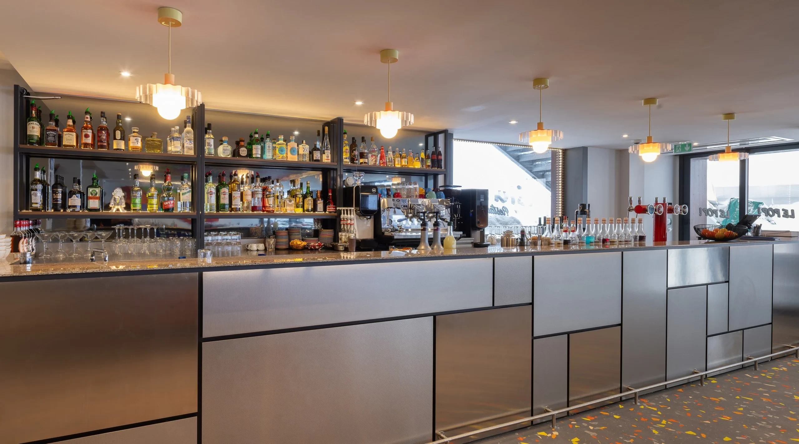 Bar moderne avec étagères d'alcool.