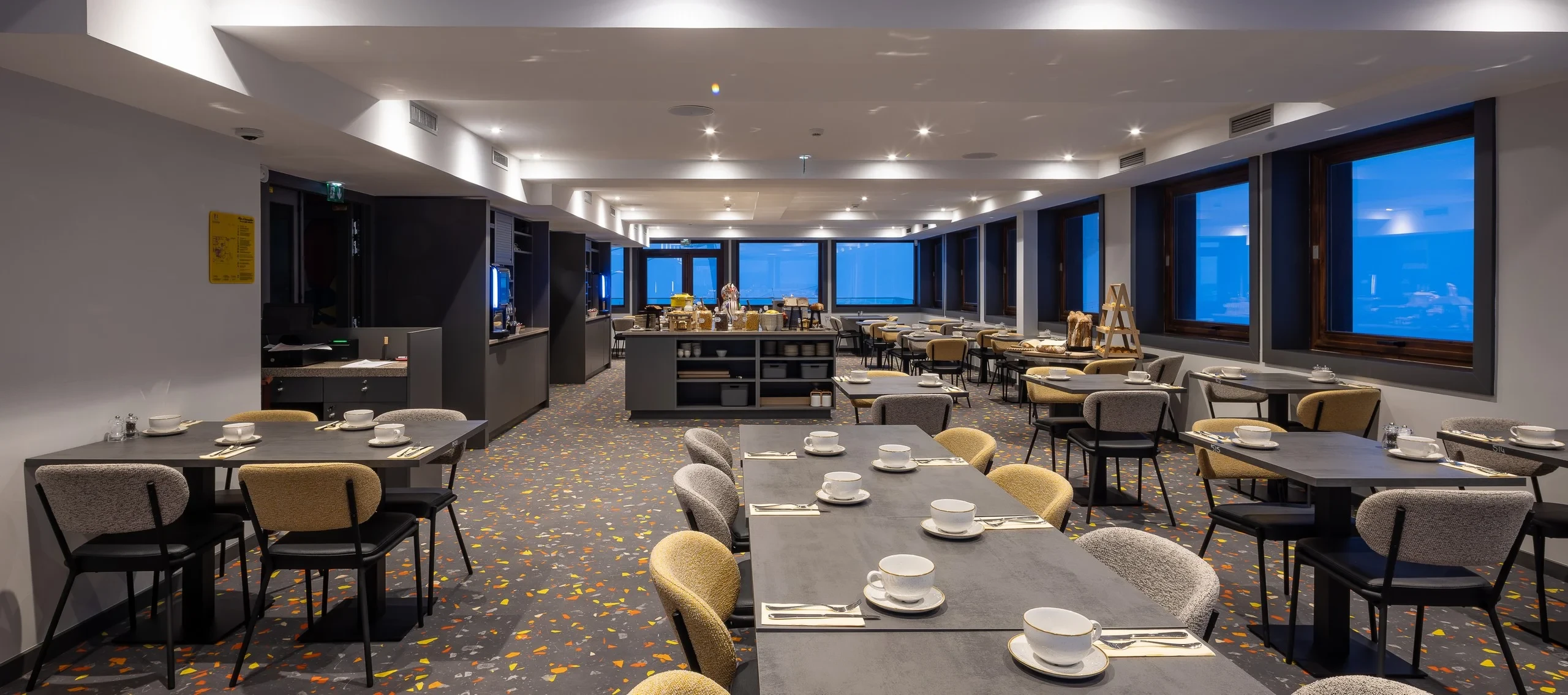 Salle à manger d'hôtel moderne et lumineuse.