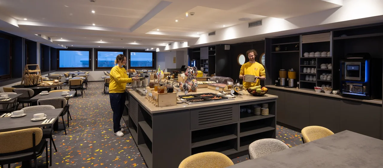 Buffet de petit-déjeuner dans un restaurant moderne.