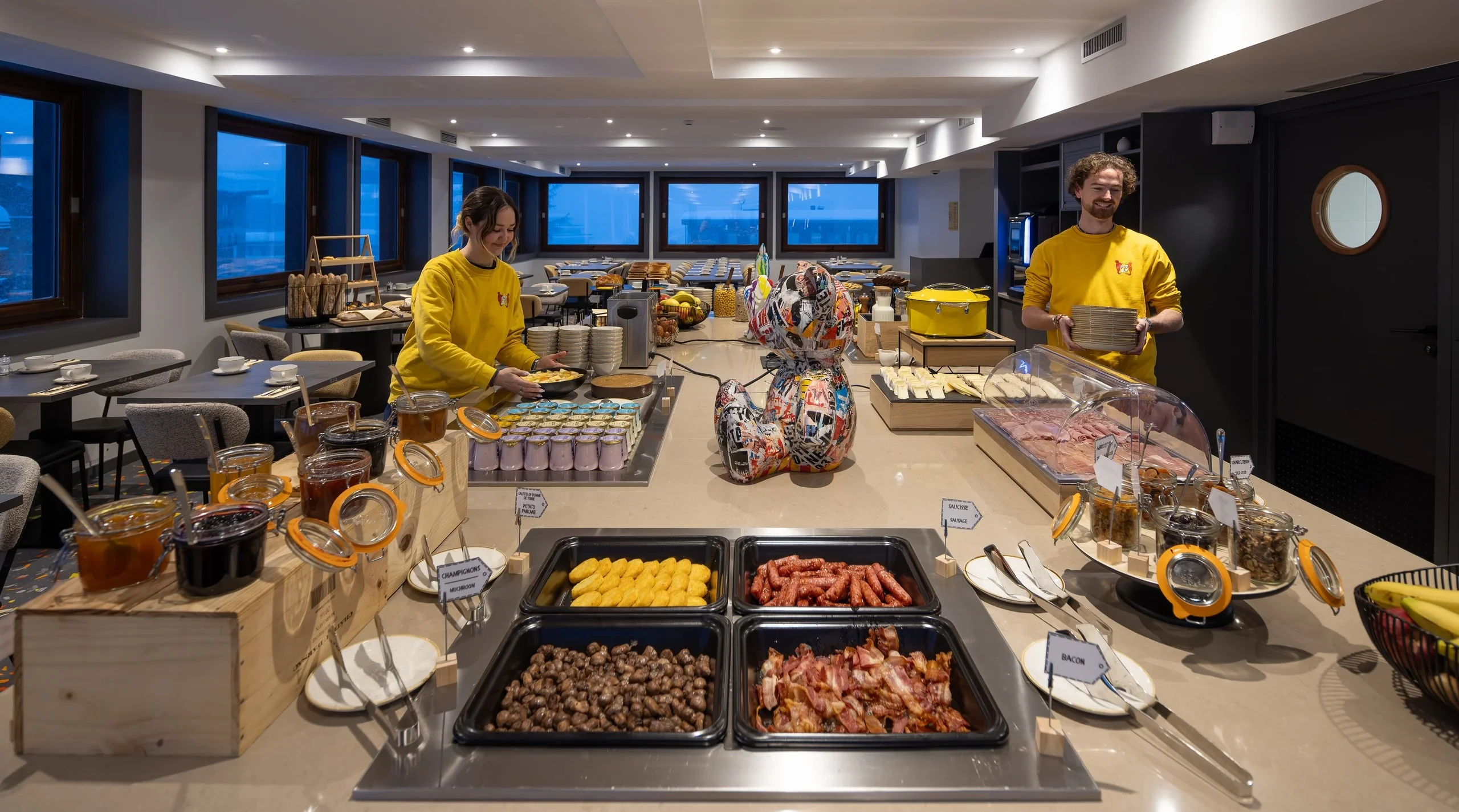 Buffet de petit déjeuner à l'hôtel.