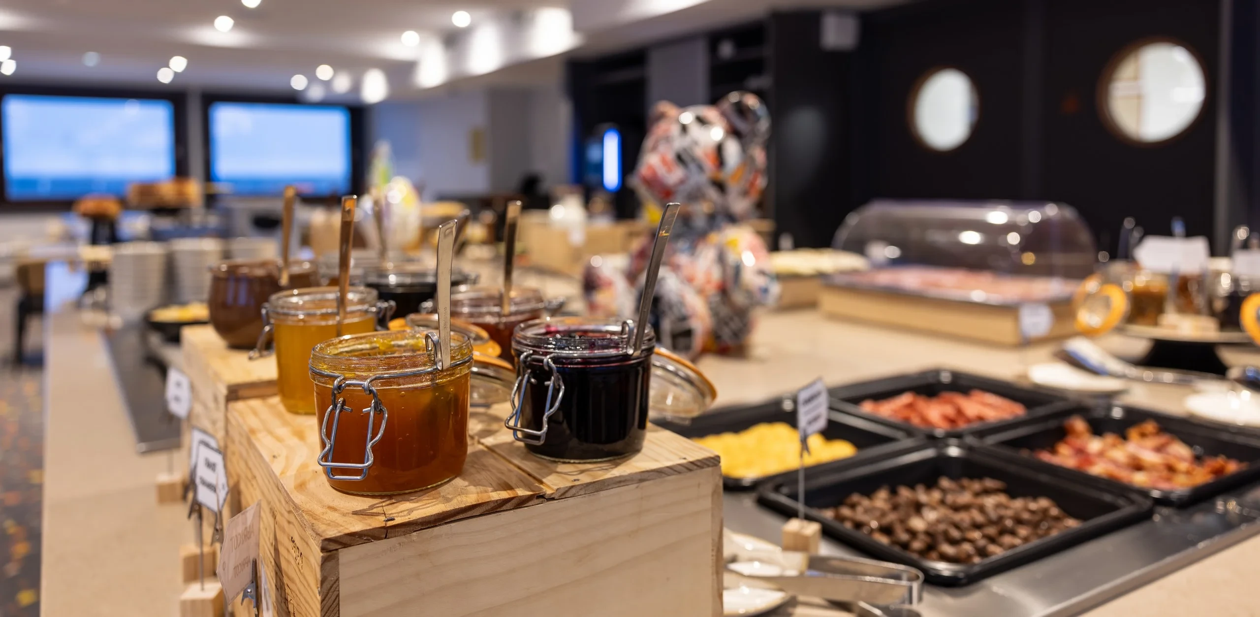 Buffet de confitures et petits déjeuners variés.