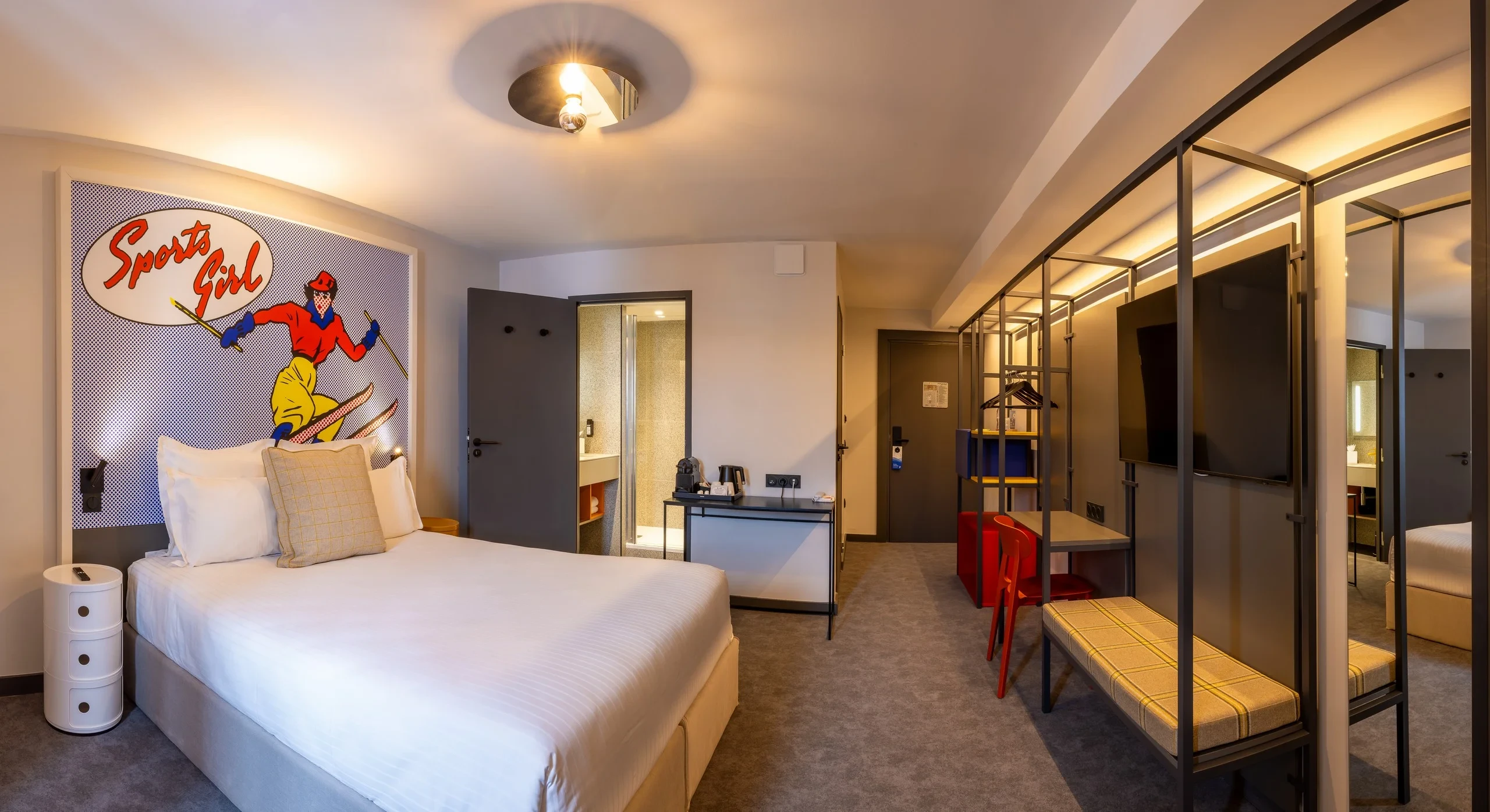 Chambre moderne d'hôtel avec affiche sportive.