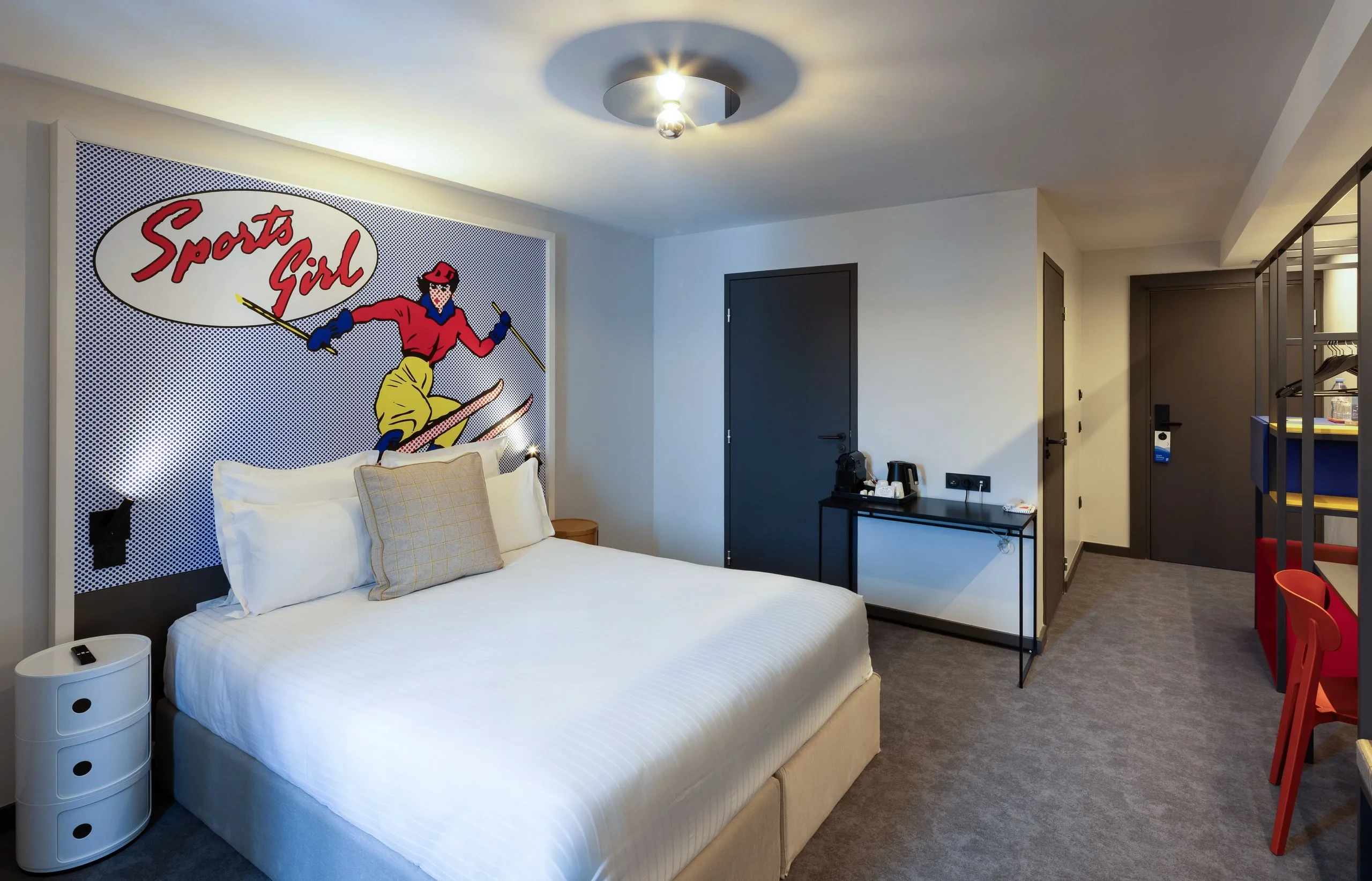 Chambre moderne avec décoration skieuse rétro.