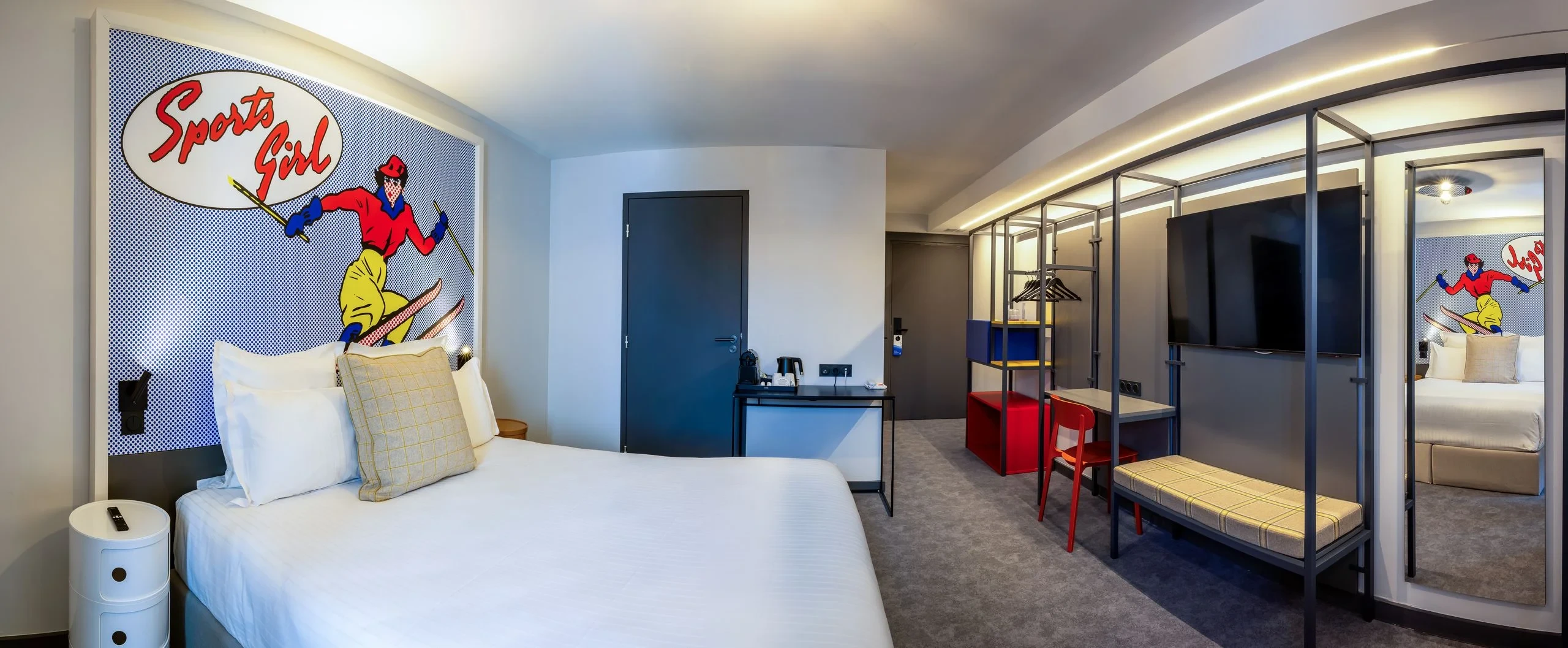 Chambre d'hôtel moderne avec décoration sportive.