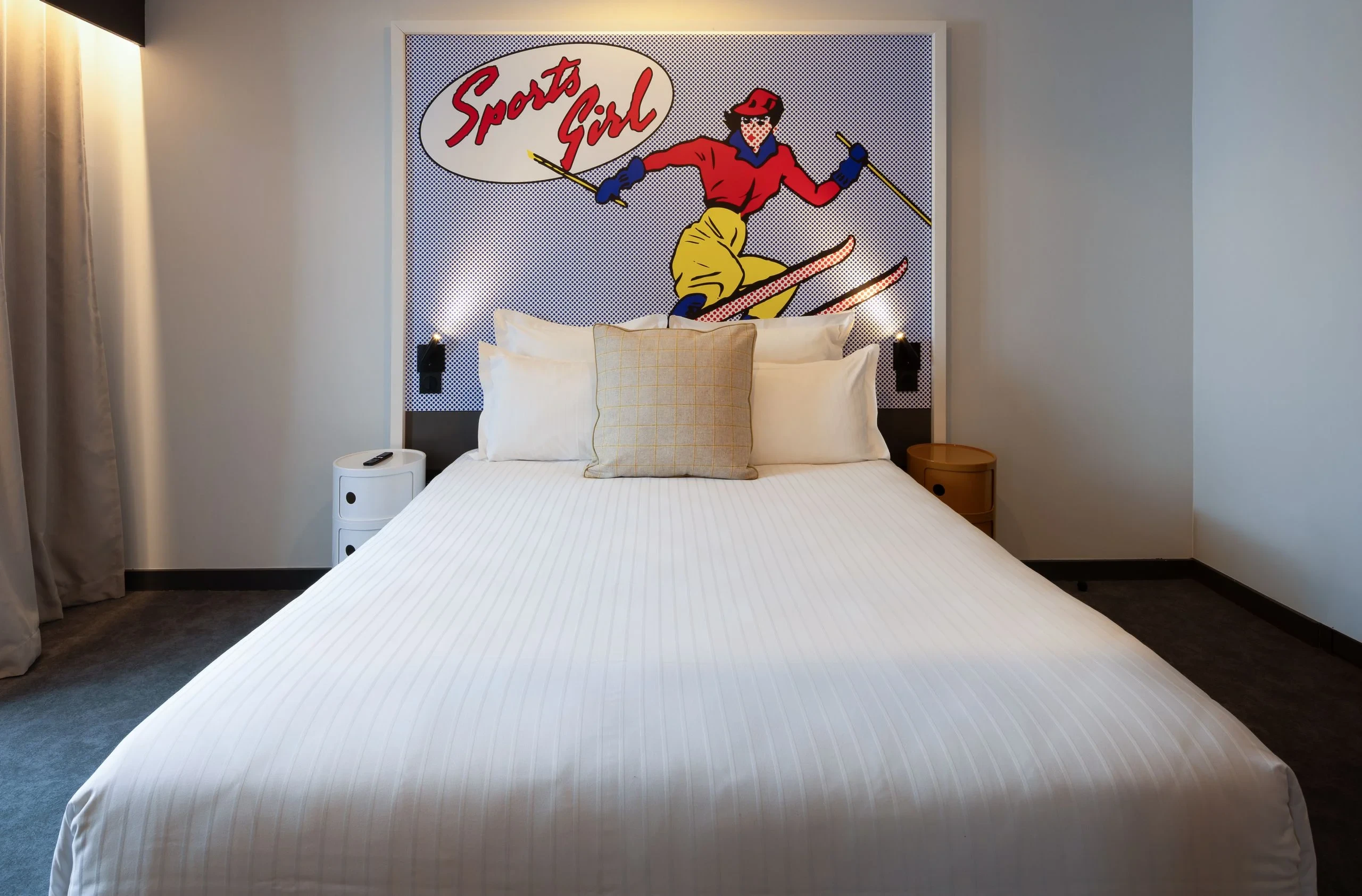 Chambre d'hôtel moderne avec œuvre pop art.
