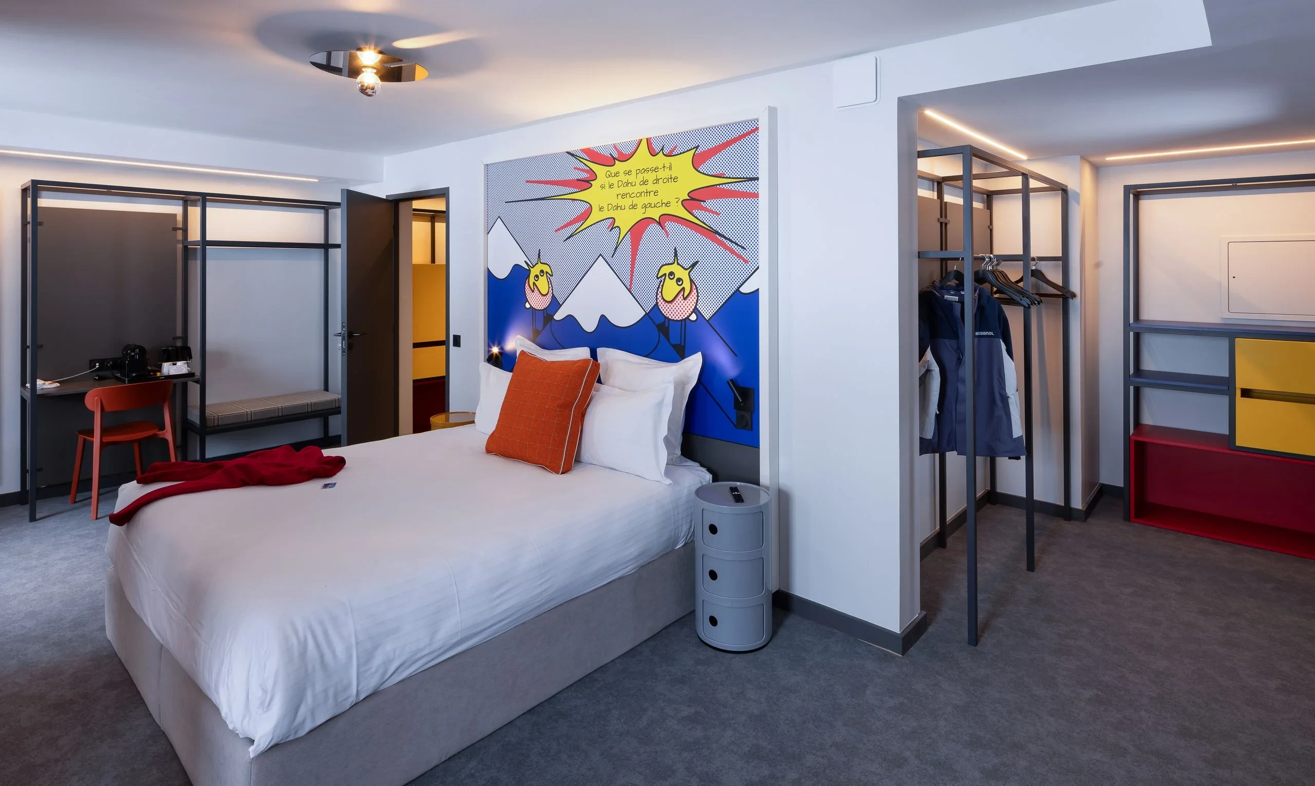 Chambre d'hôtel moderne avec décoration colorée.