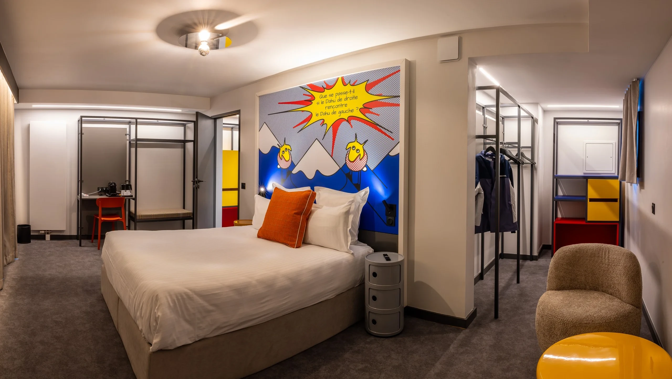 Chambre moderne avec décor coloré et pop art.