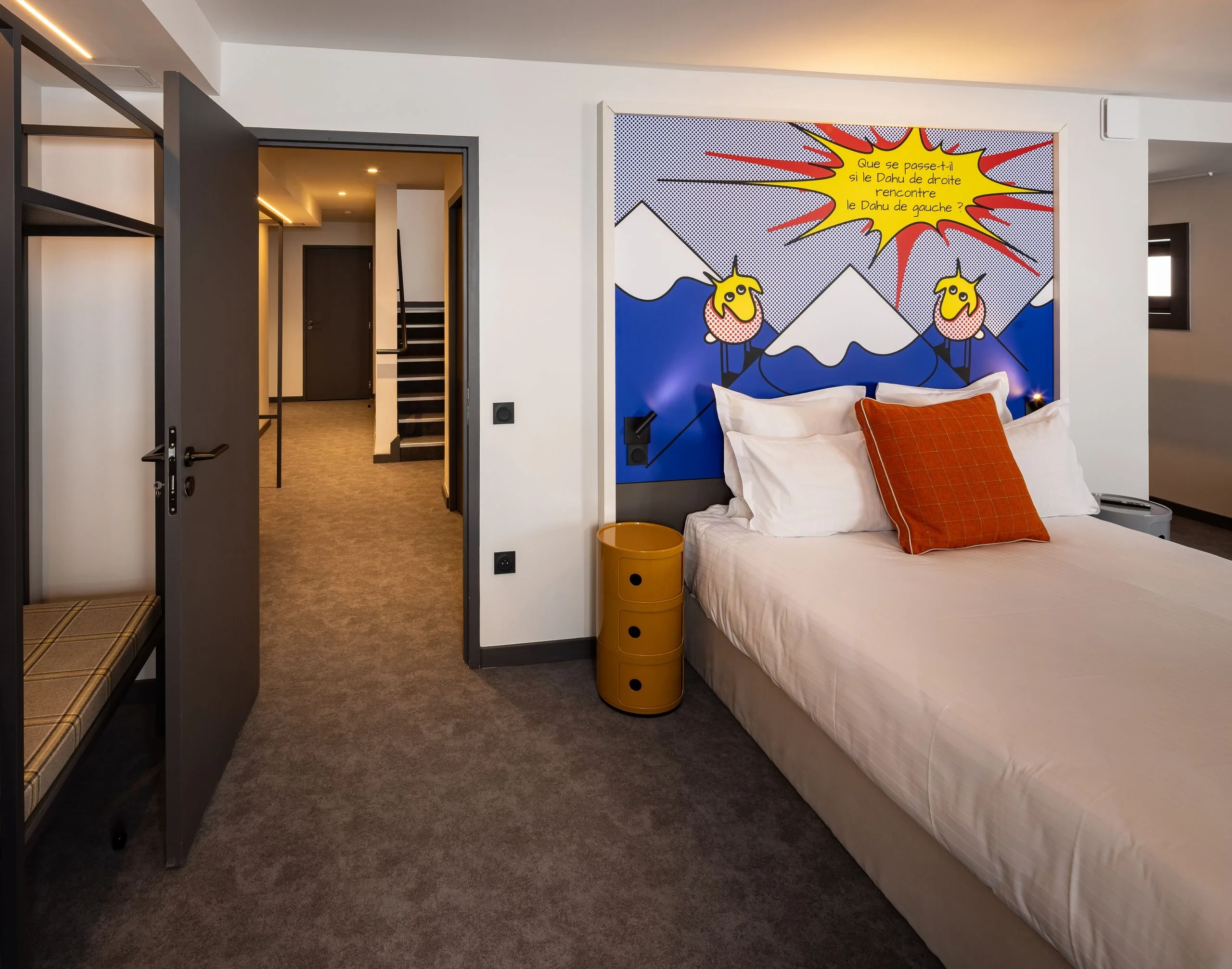 Chambre moderne avec décoration murale colorée.