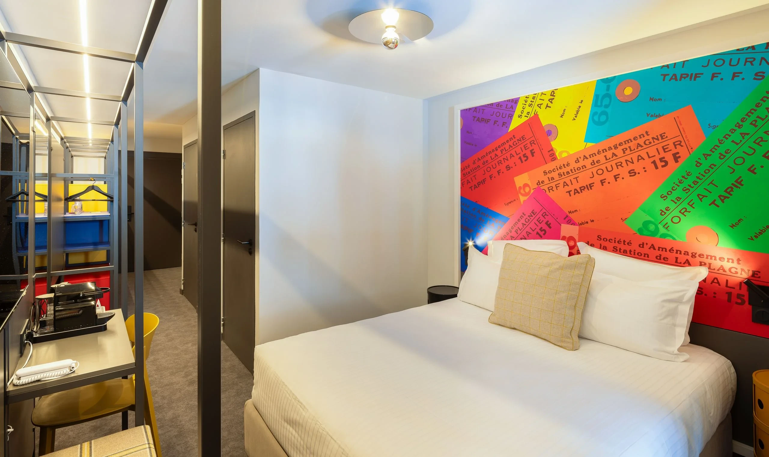 Chambre d'hôtel moderne avec mur coloré.
