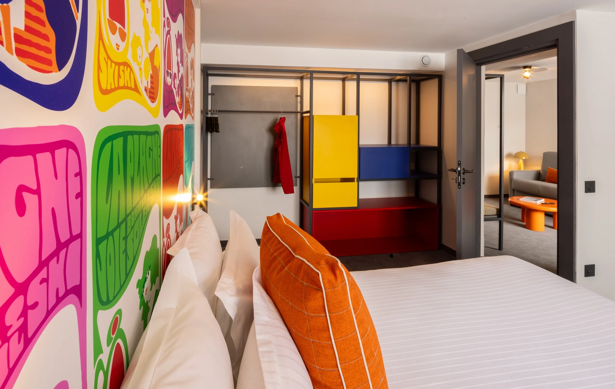 Chambre colorée avec décorations modernes et graphiques.