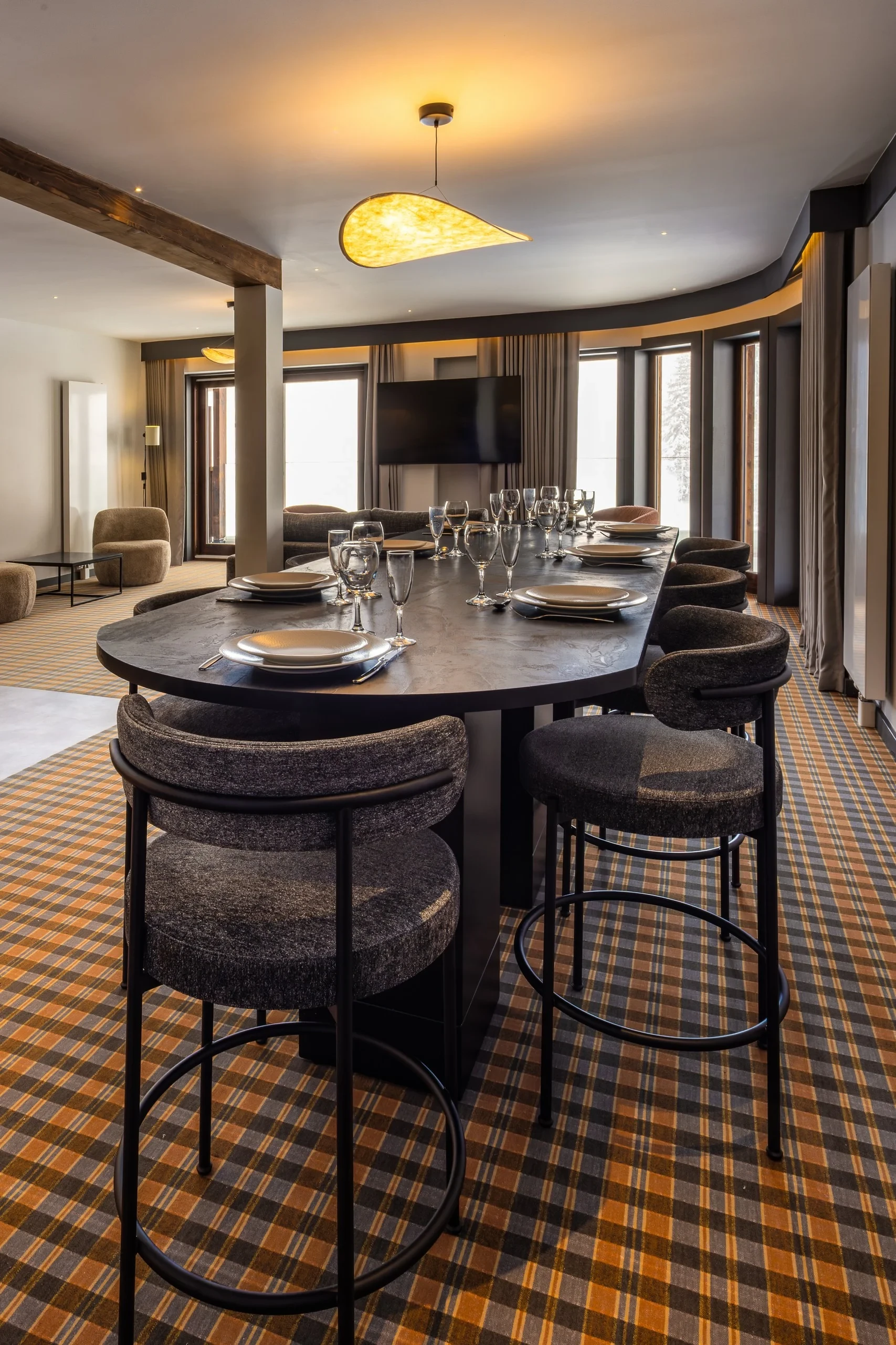 Salle à manger moderne avec table et chaises noires.