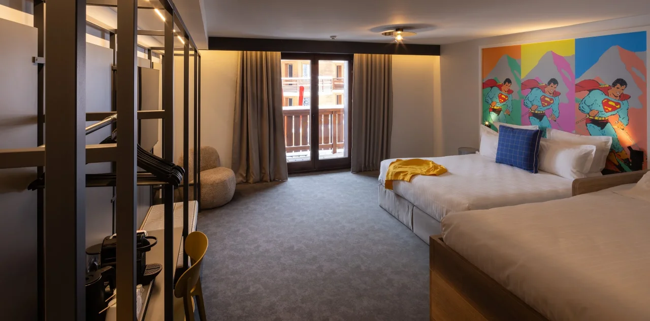 Chambre d'hôtel moderne avec balcon et décoration colorée.