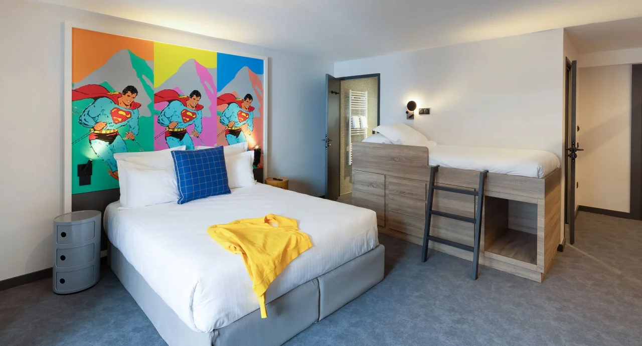 Chambre d'hôtel moderne avec décoration colorée.