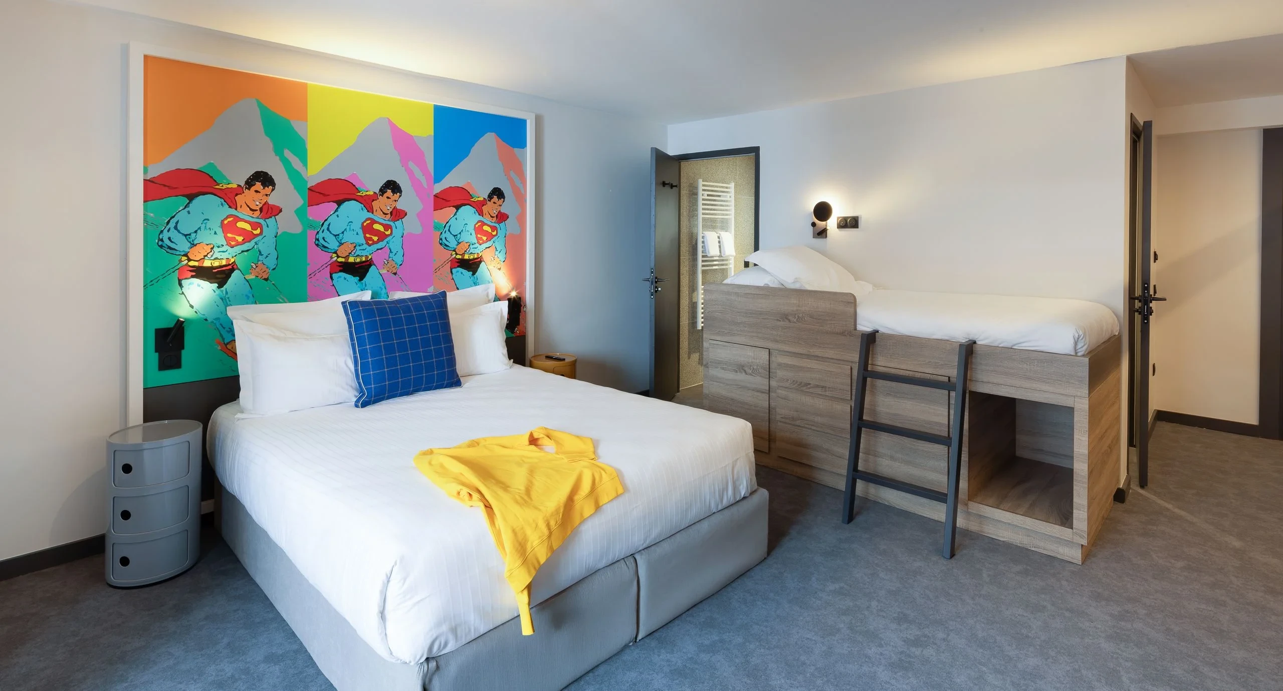 Chambre d'hôtel moderne avec décoration colorée.