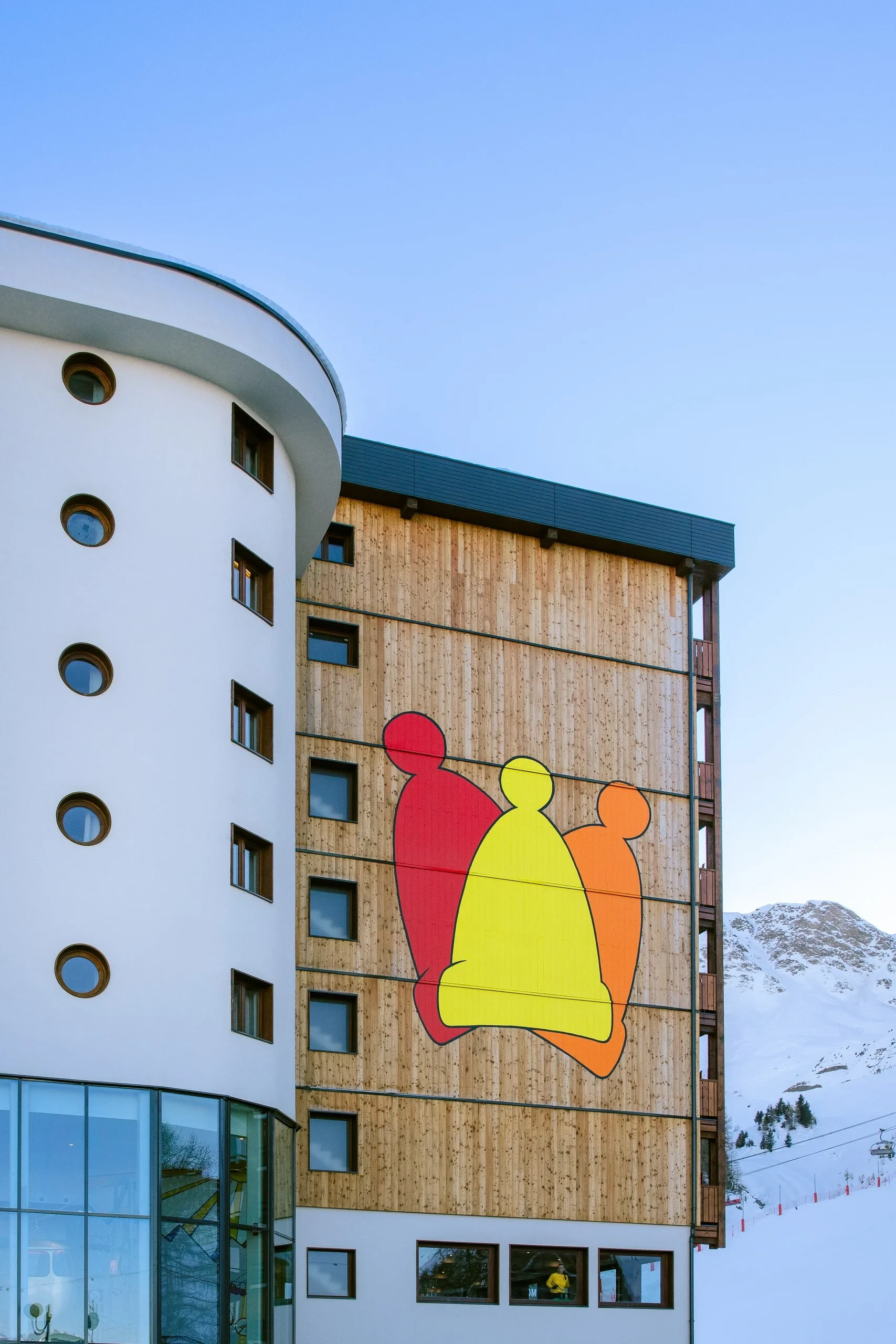 Bâtiment moderne avec peinture de bonnets colorés.