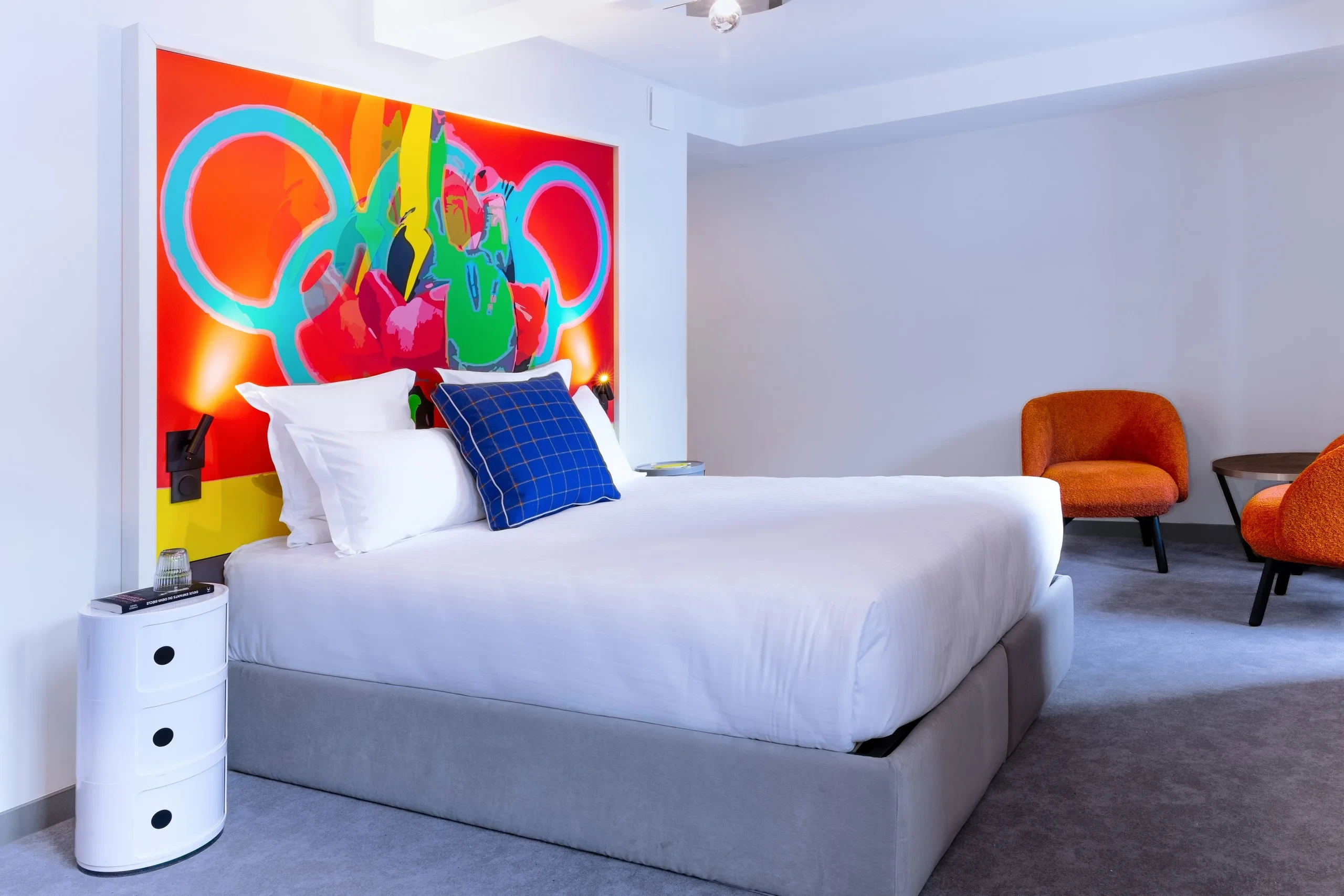 Chambre d'hôtel moderne avec décoration colorée.