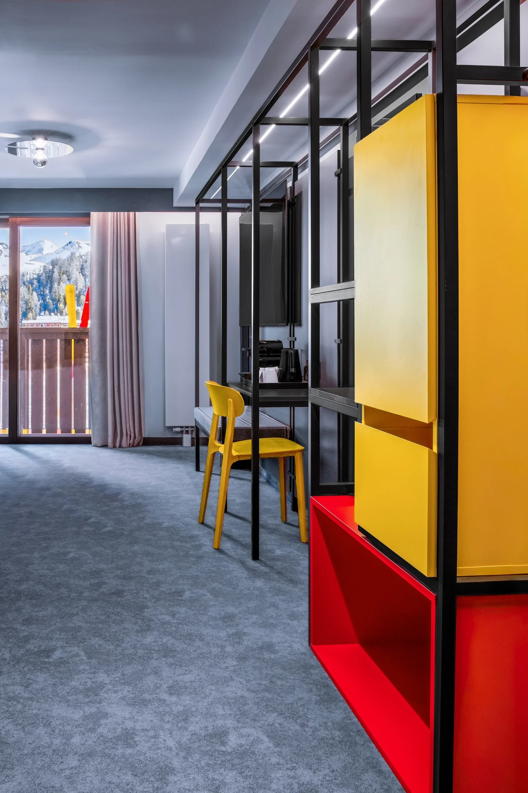 Intérieur moderne avec vue sur montagnes enneigées.