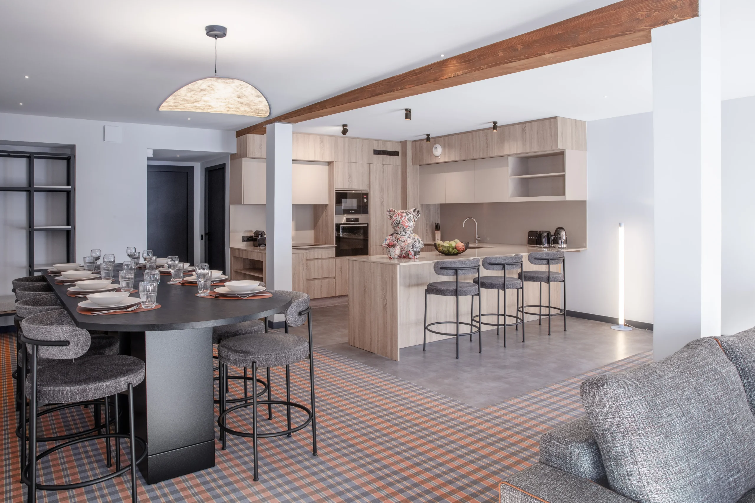 Cuisine moderne avec îlot central et table à manger.