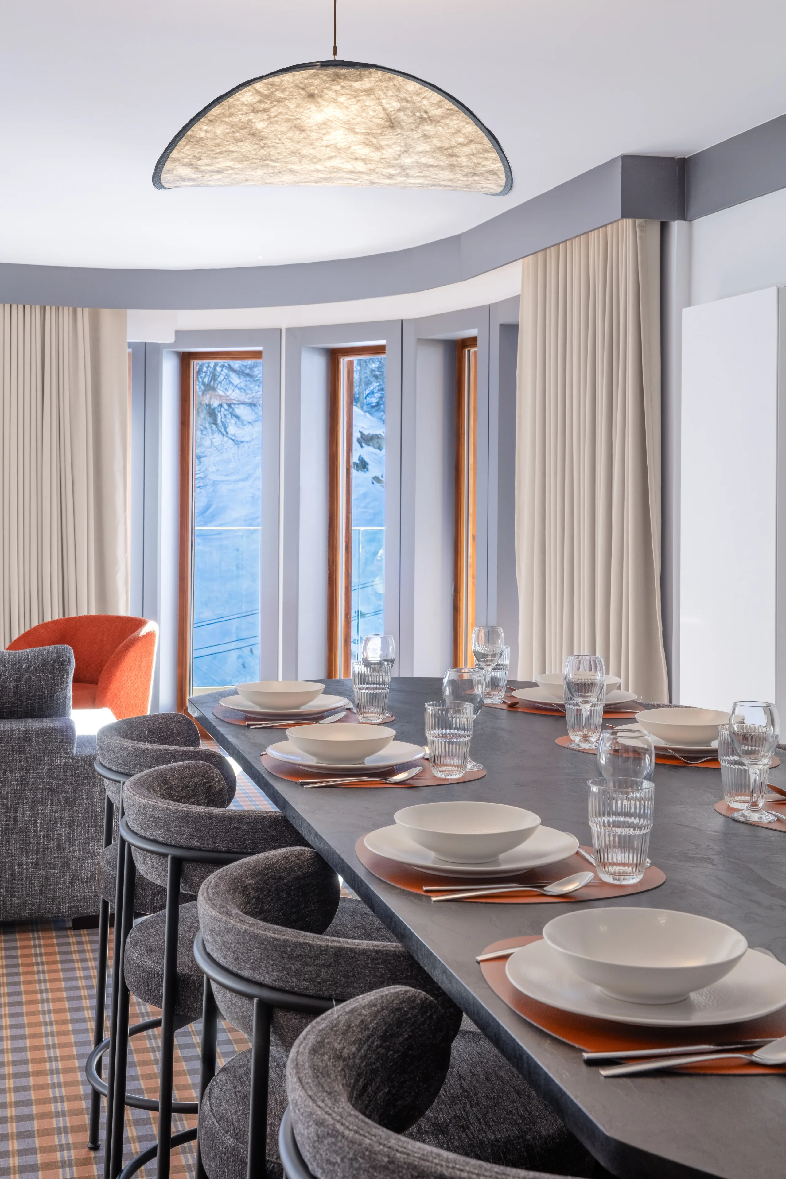 Salle à manger moderne avec table dressée.