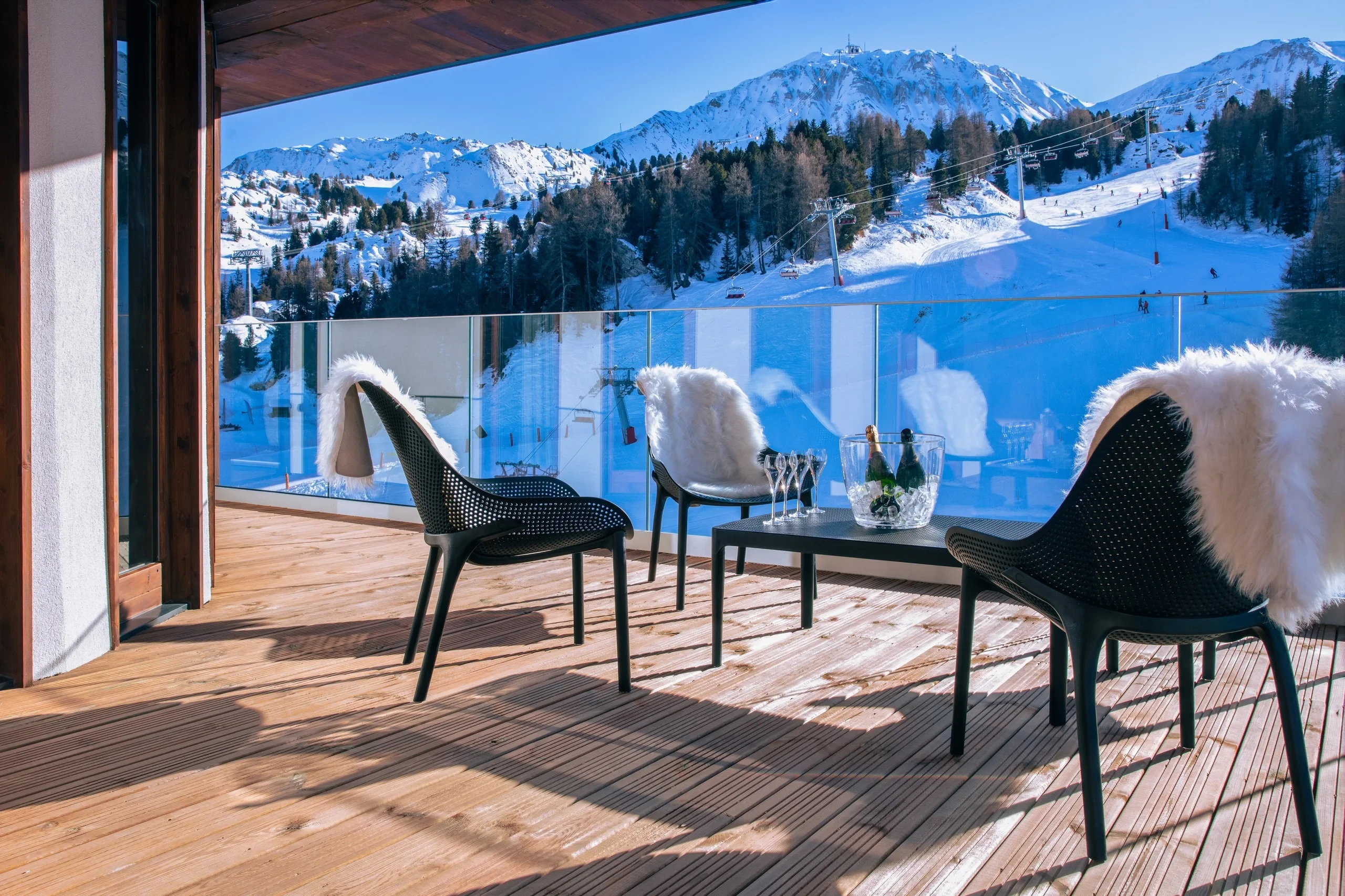 Terrasse avec vue sur montagnes enneigées