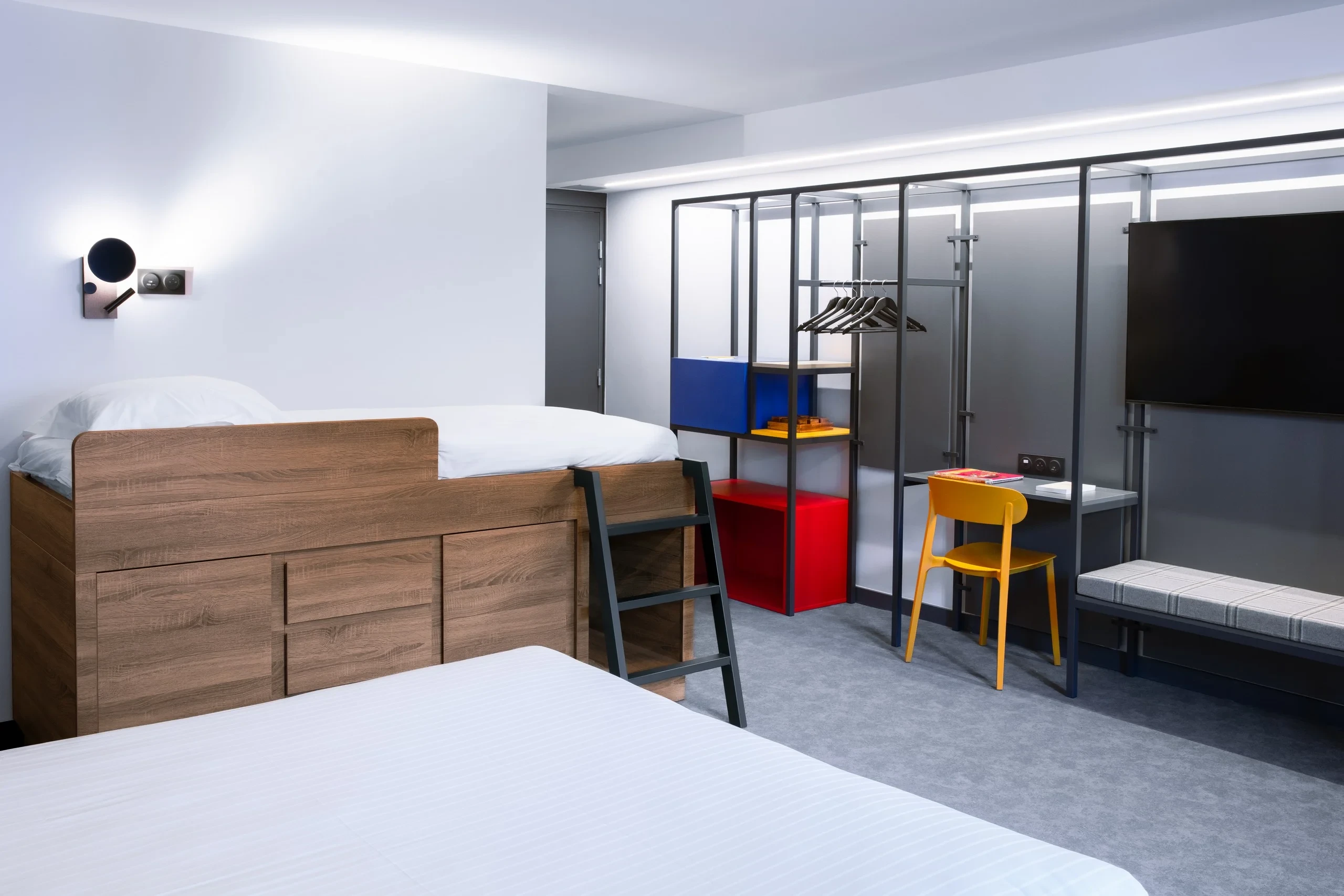 Chambre d'hôtel moderne avec lits superposés.