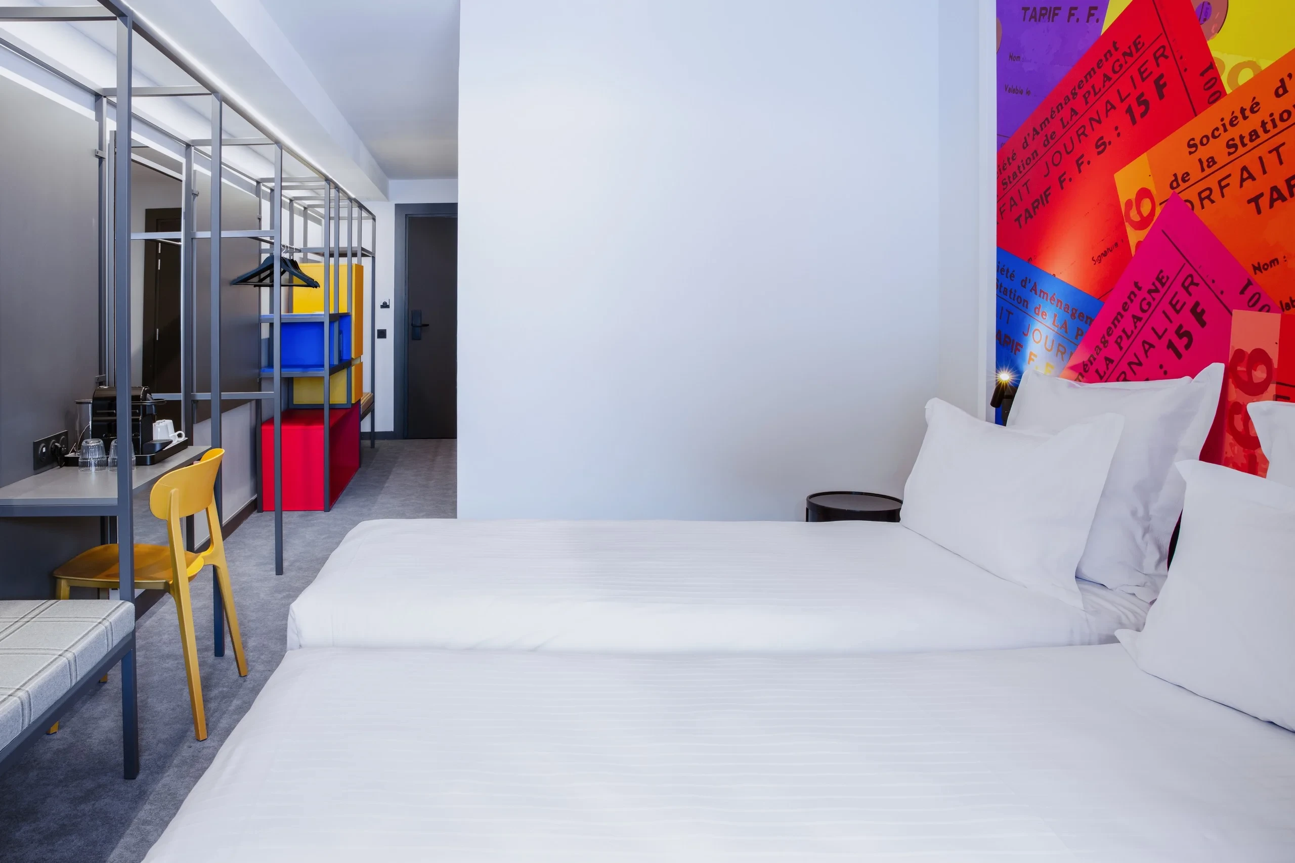 Chambre d'hôtel moderne avec décor coloré.