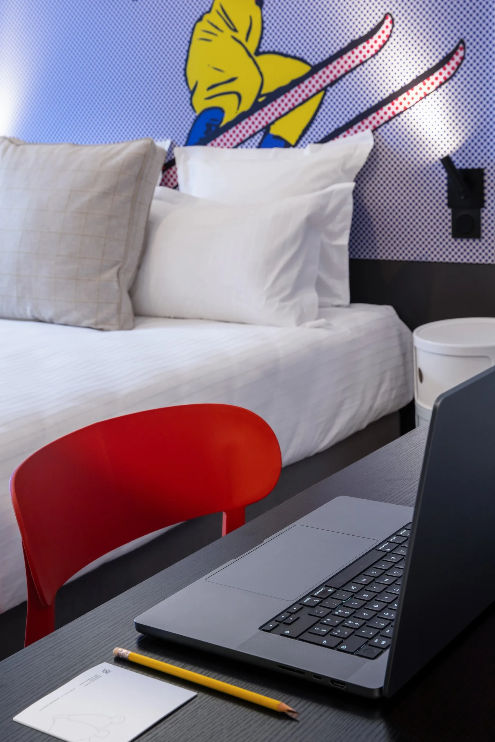 Chambre avec bureau, lit et décor pop-art.