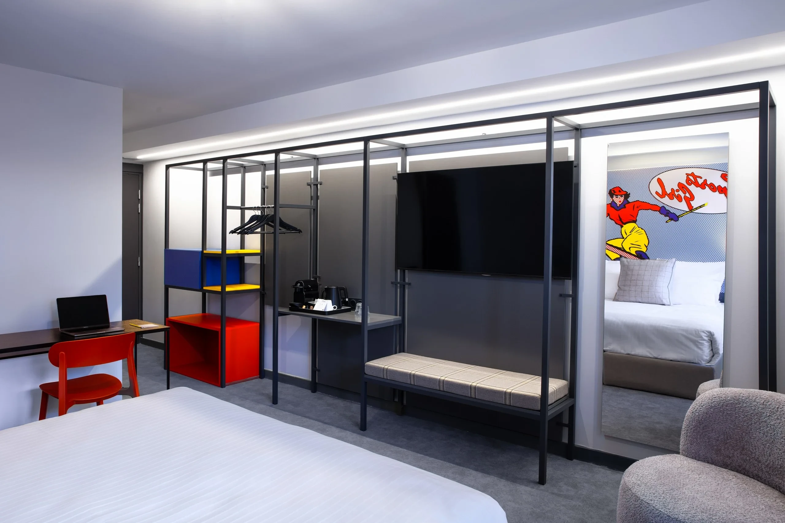 Chambre d'hôtel moderne avec décoration colorée.