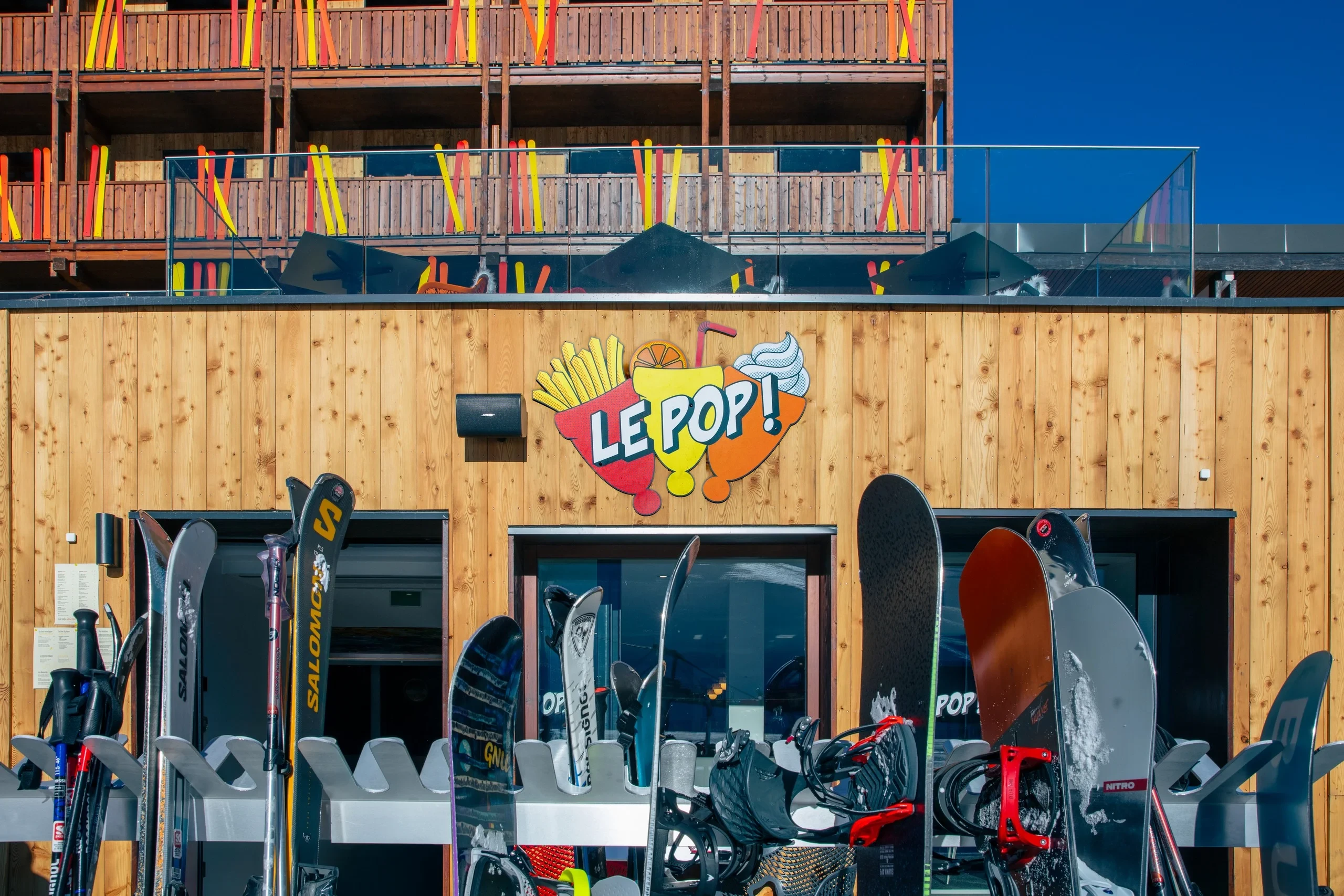 Restaurant Le Pop devant skis et snowboards.