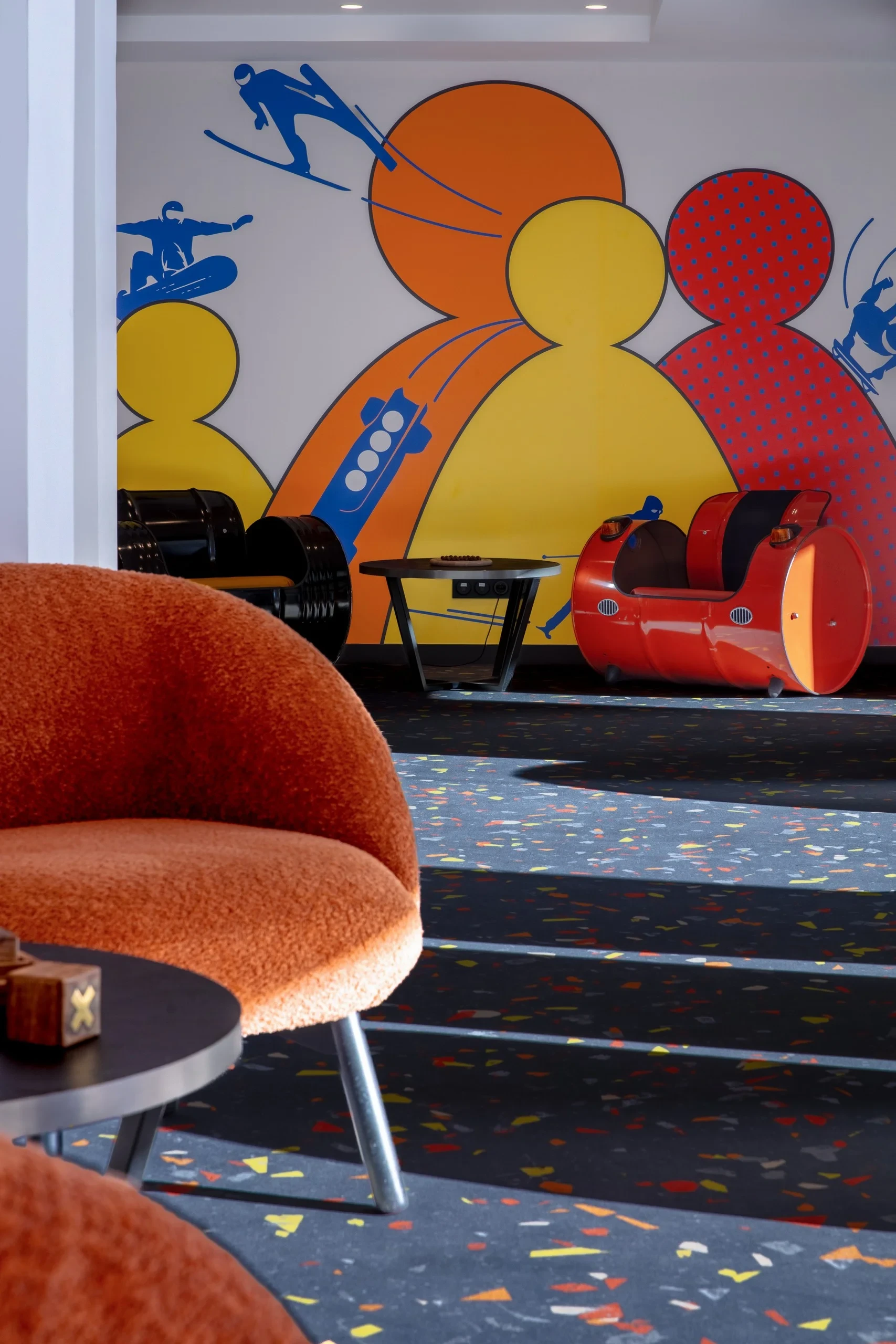 Mur coloré avec fauteuils modernes, thème sportif.
