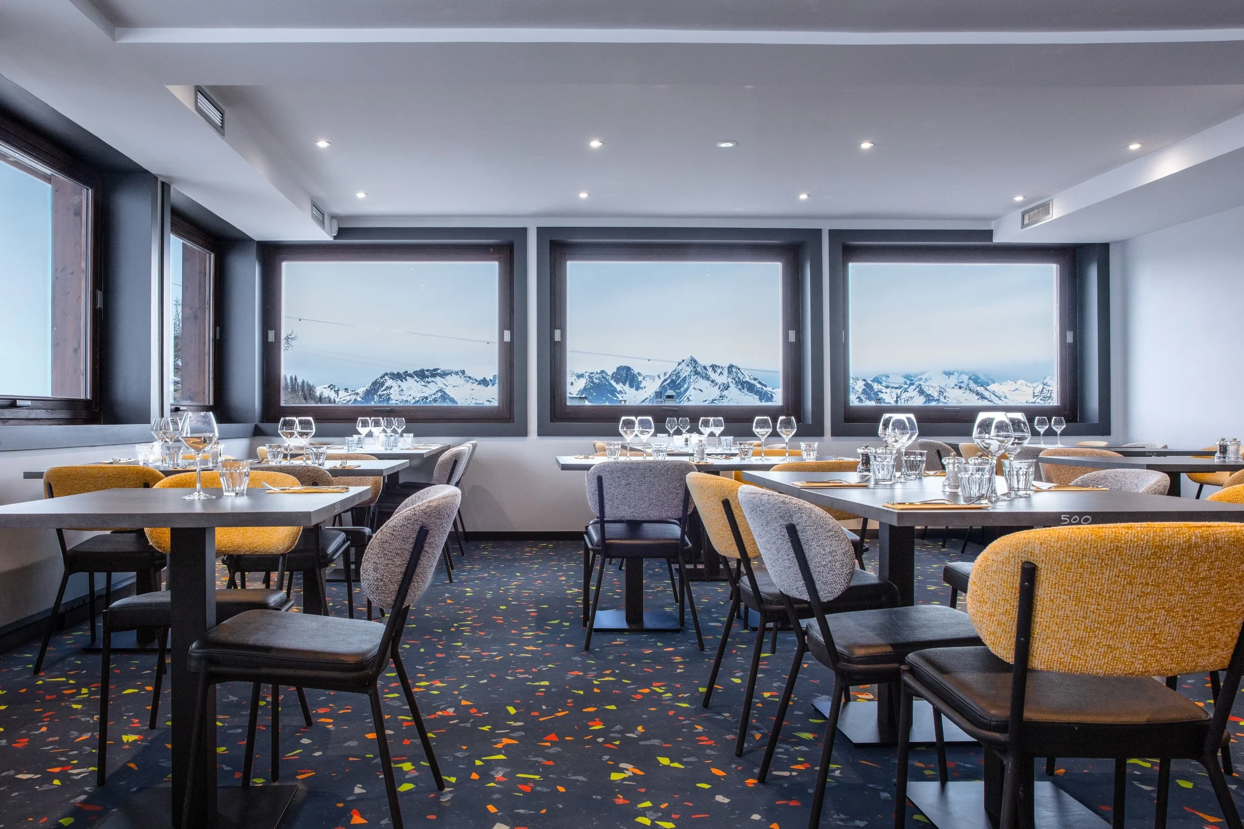 Restaurant avec vue sur montagnes enneigées.