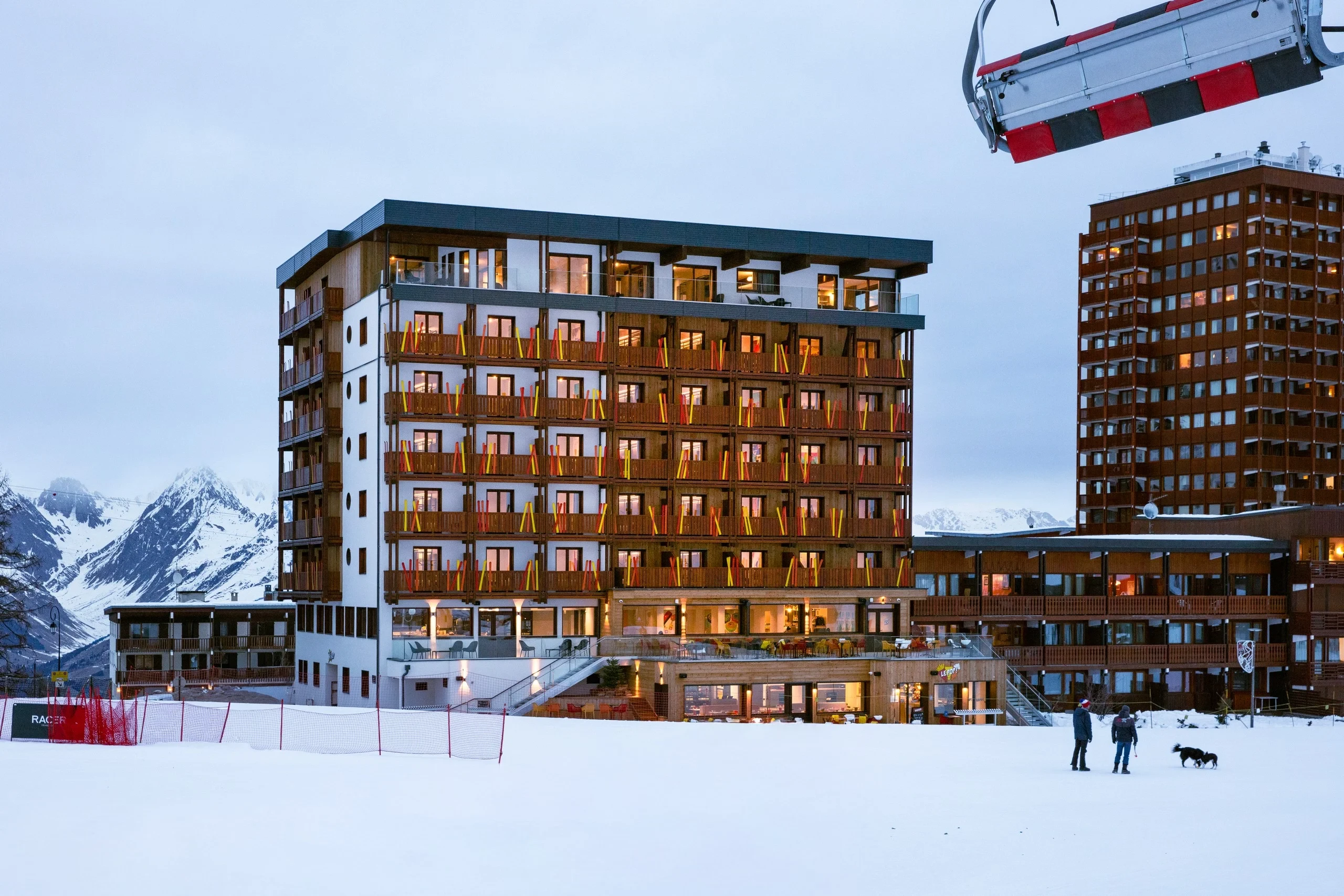 Hôtel moderne en montagne enneigée.