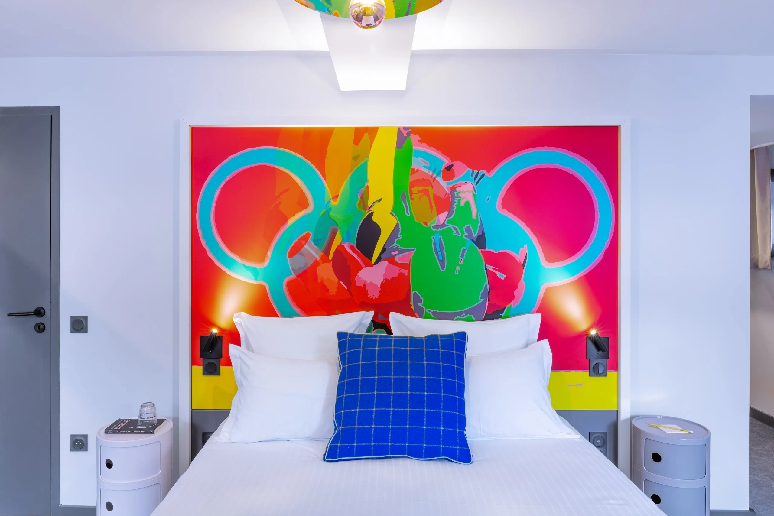 Chambre colorée avec tableau pop art.