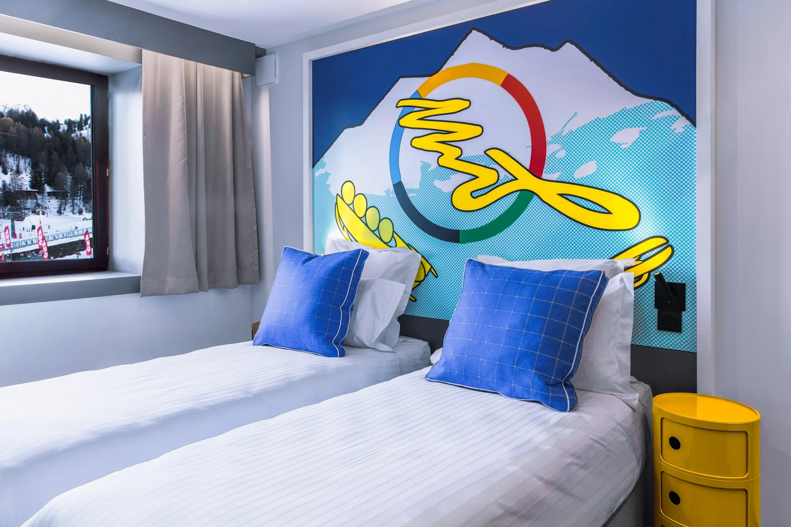 Chambre d'hôtel colorée avec décoration moderne.