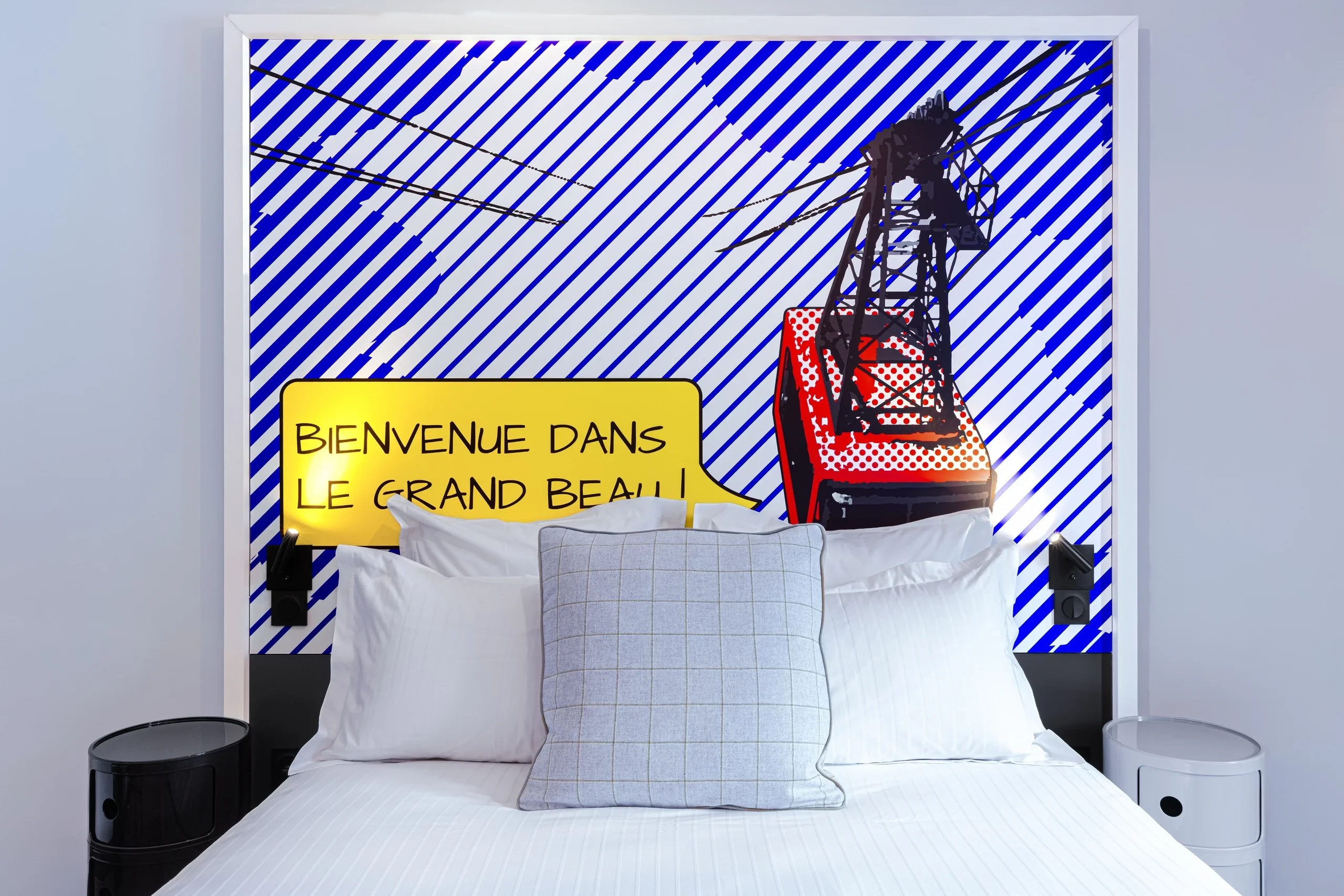 Chambre avec décor bleu et rouge vif.