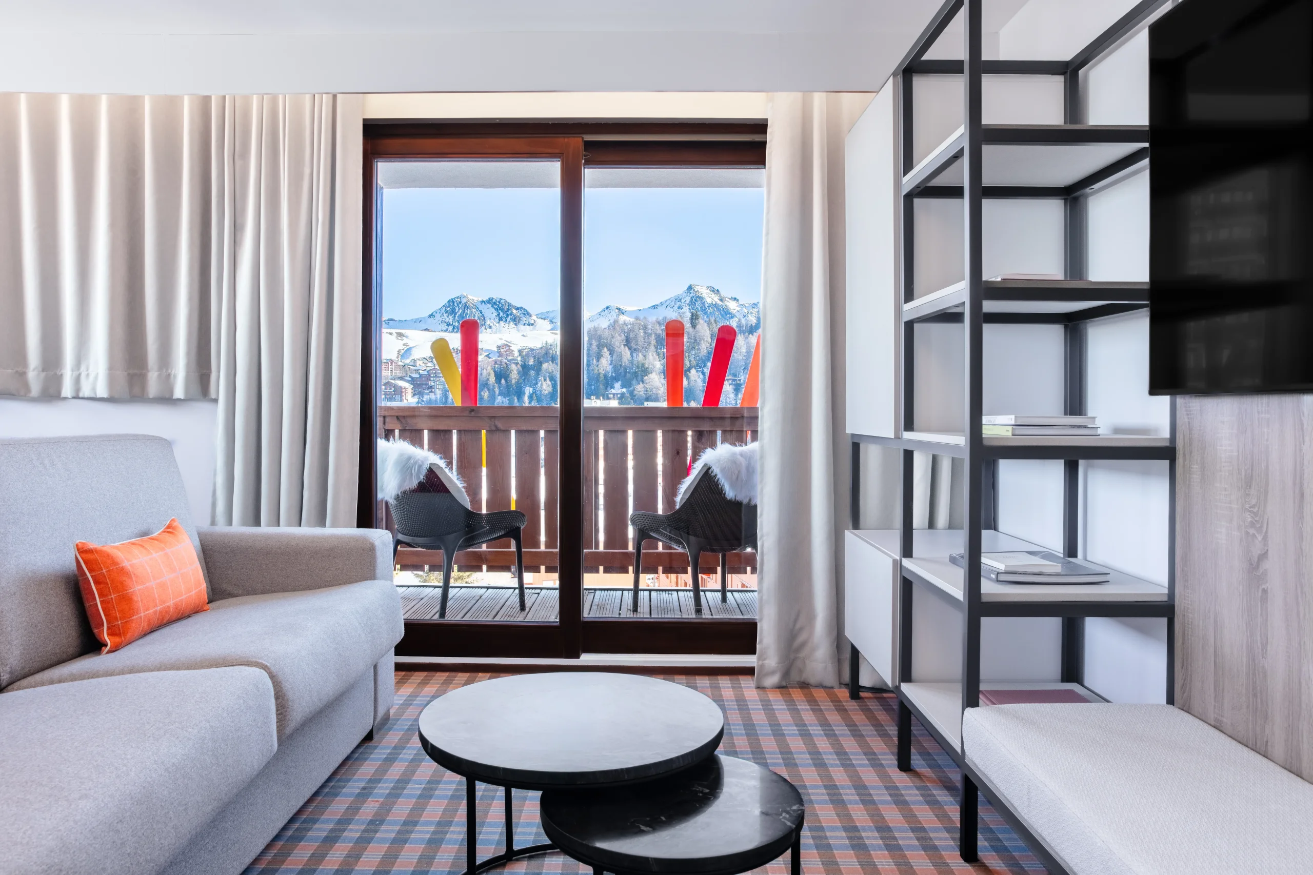 Salon avec vue sur montagne enneigée