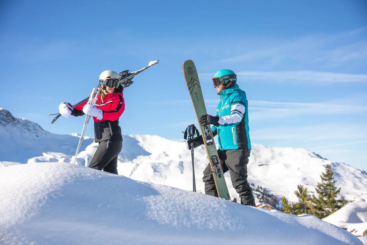 Deux skieurs sur une montagne enneigée